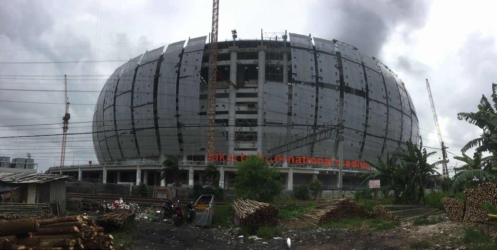 Suasana pemukiman kumuh sekitar Jakarta International Stadium (JIS) dengan sampah dan kayu yang sudah 93% pembangunannya di Jakarta.