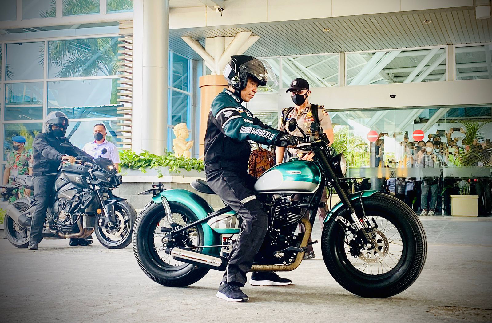 Presiden Joko Widodo meninjau fasilitas Bandara Internasional Zainuddin Abdul Madjid. di Nusa Tenggara Barat, Kamis (13/1/2022). 