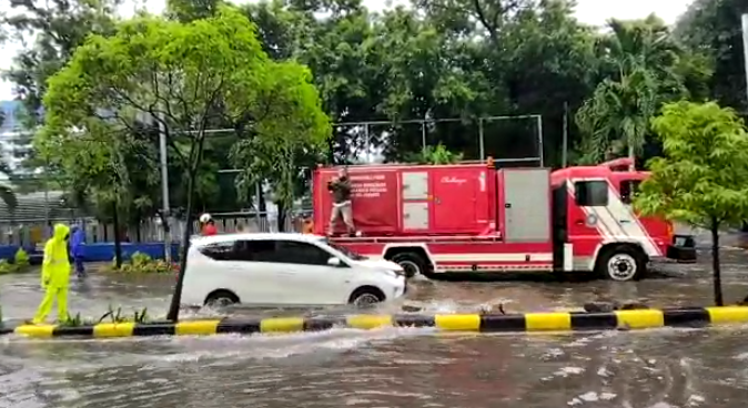 Situasi banjir di Jalan Tanjung Duren Raya, Jakarta Barat. 