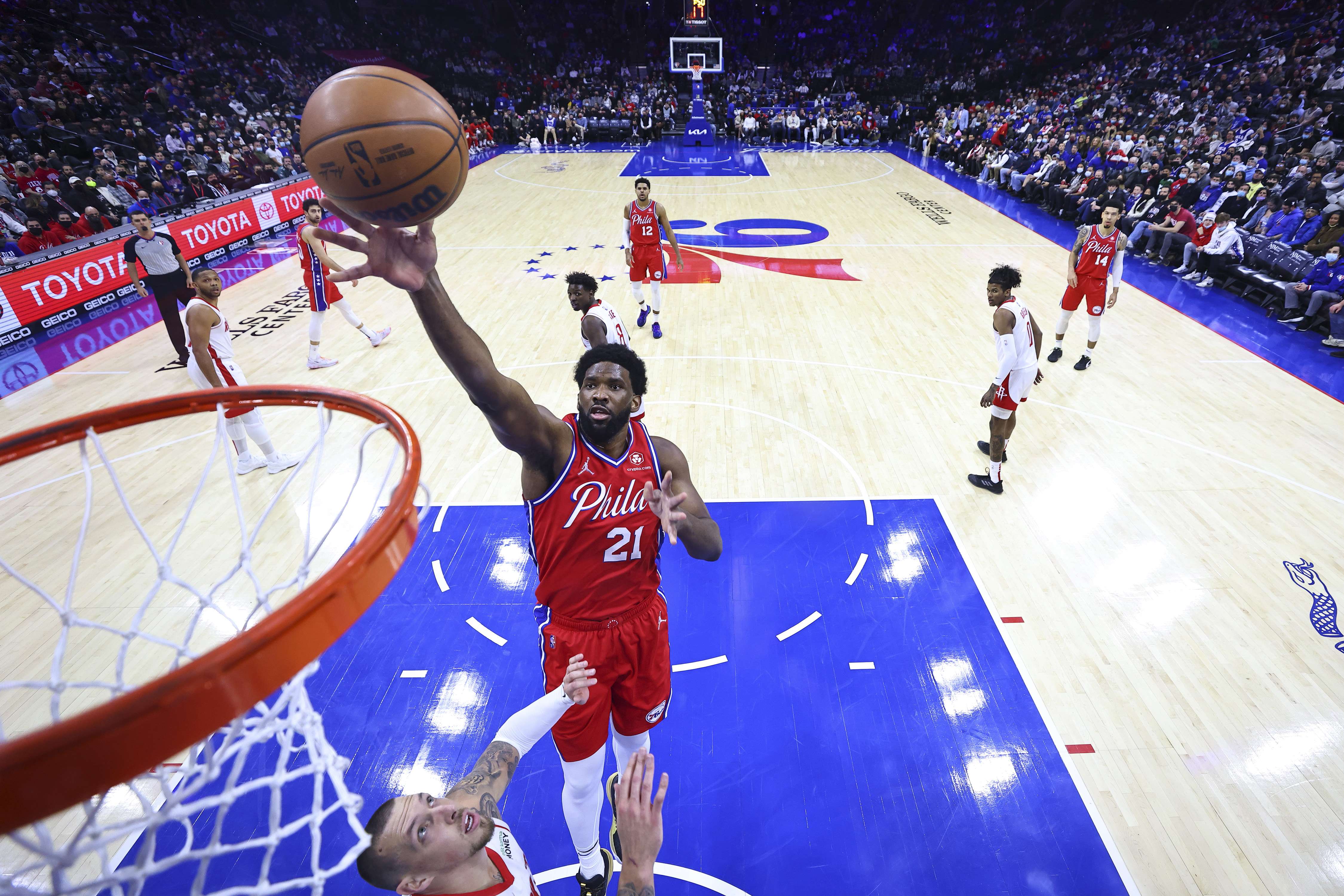 Pemain Philadelphia 76ers Joel Embiid melepaskan tembakan dalam laga NBA melawan Houston Rockets.