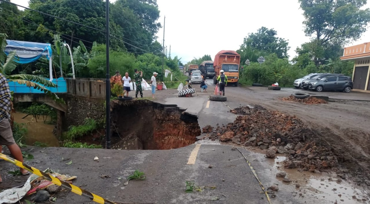 Kondisi jalan yang ambles di jalan lintas Muara Enim-Baturaja tepatnya di Desa Keban Agung, Kecamatan Tanjung Enim, Kabupaten Muara Enim.