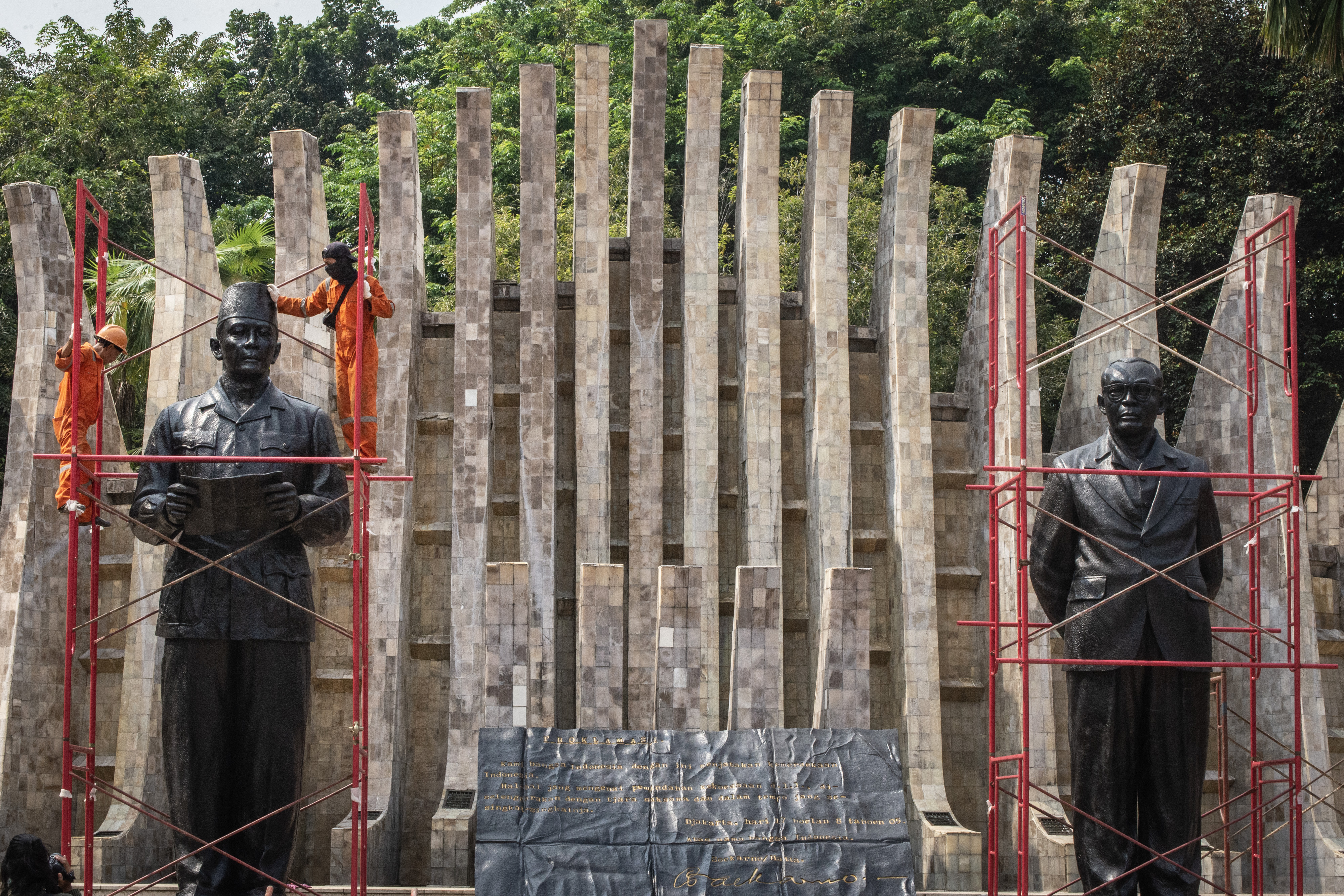 Pekerja menyelesaikan perawatan patung proklamator Soekarno di kompleks Tugu Proklamasi, Jakarta.