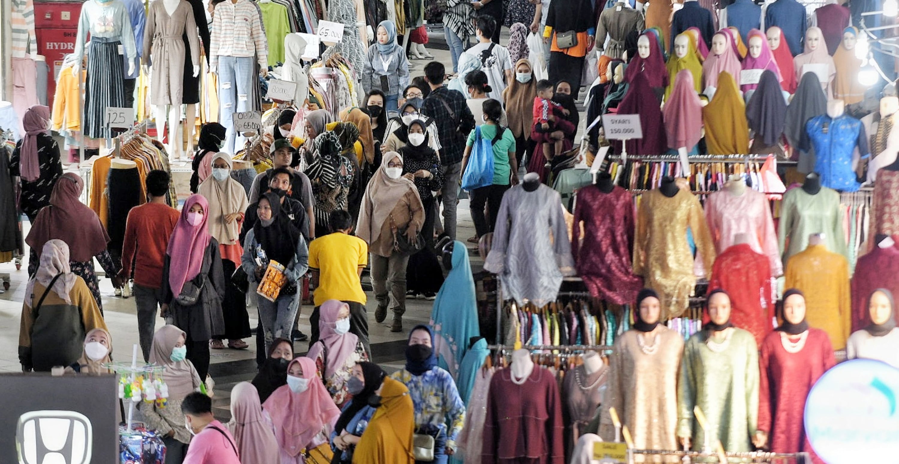 Pasar Tanah Abang, Jakarta Pusat bangkit lagi setelah setahun lebih sepi imbas pandemi covid-10, Senin (10/1)