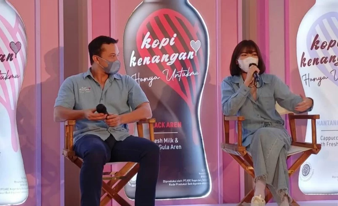 Penyanyi Isyana Sarasvati (kanan) dan aktor Nicholas Saputra