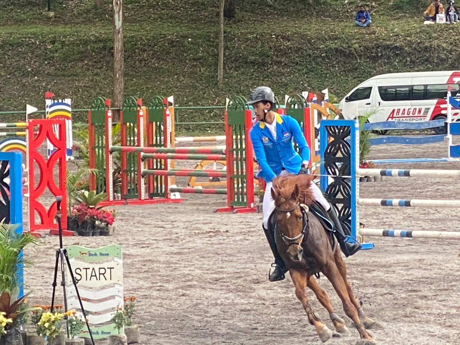 Atlet berlaga di ajang turnamen berkuda Arkav Cup 2022