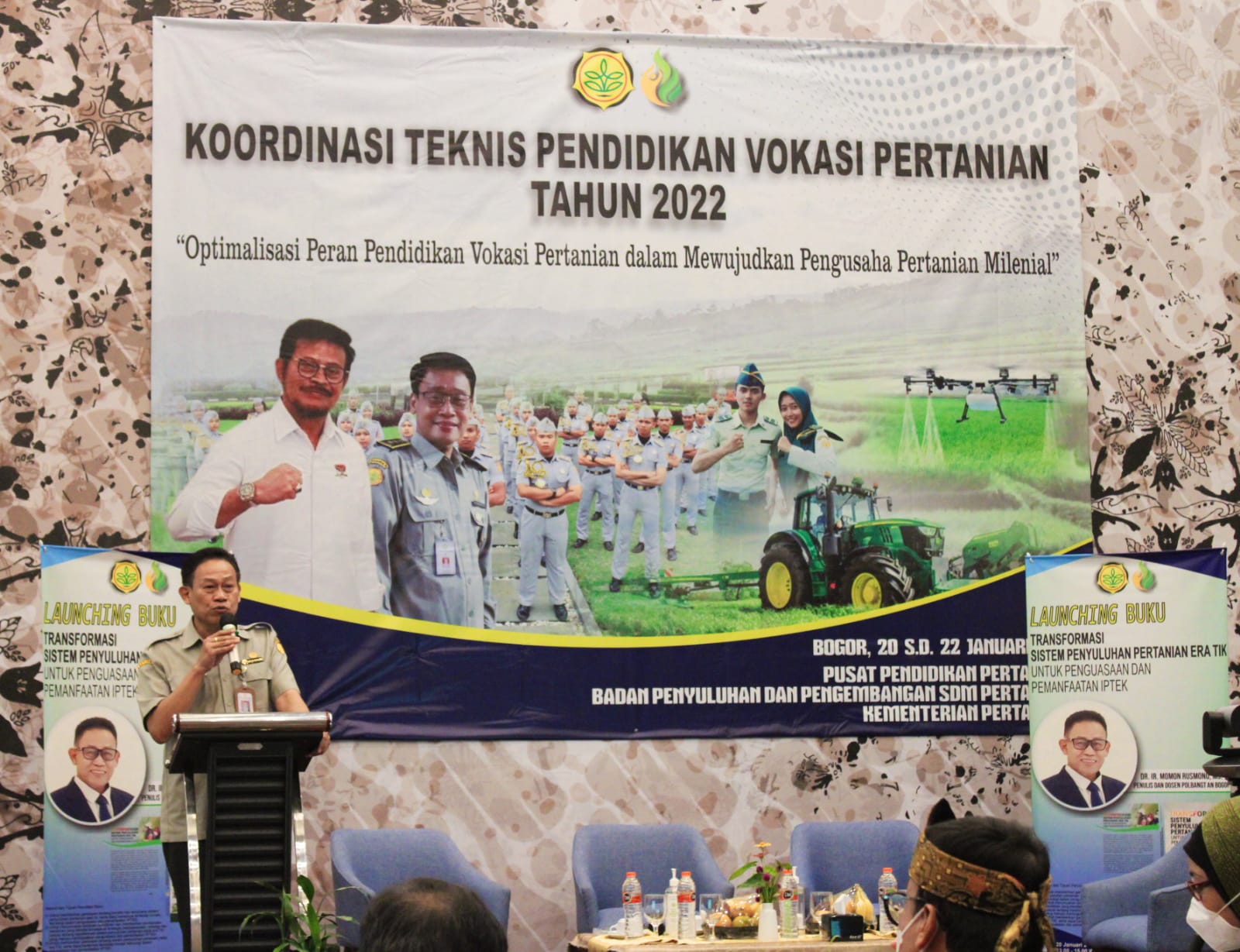 Dosen Polbangtan Bogor Momon Rusmono saat peluncuran buku di Bogor, Jawa Barat, Kamis (20/1).