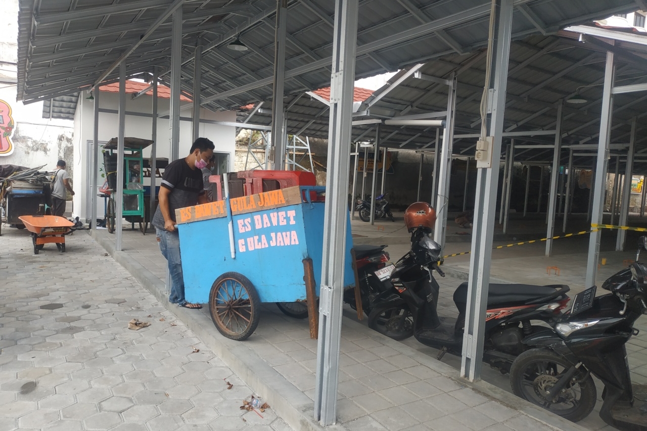 PKL Malioboro mengecek tempat relokasi di bekas lahan Dinas Pariwisata DIY.