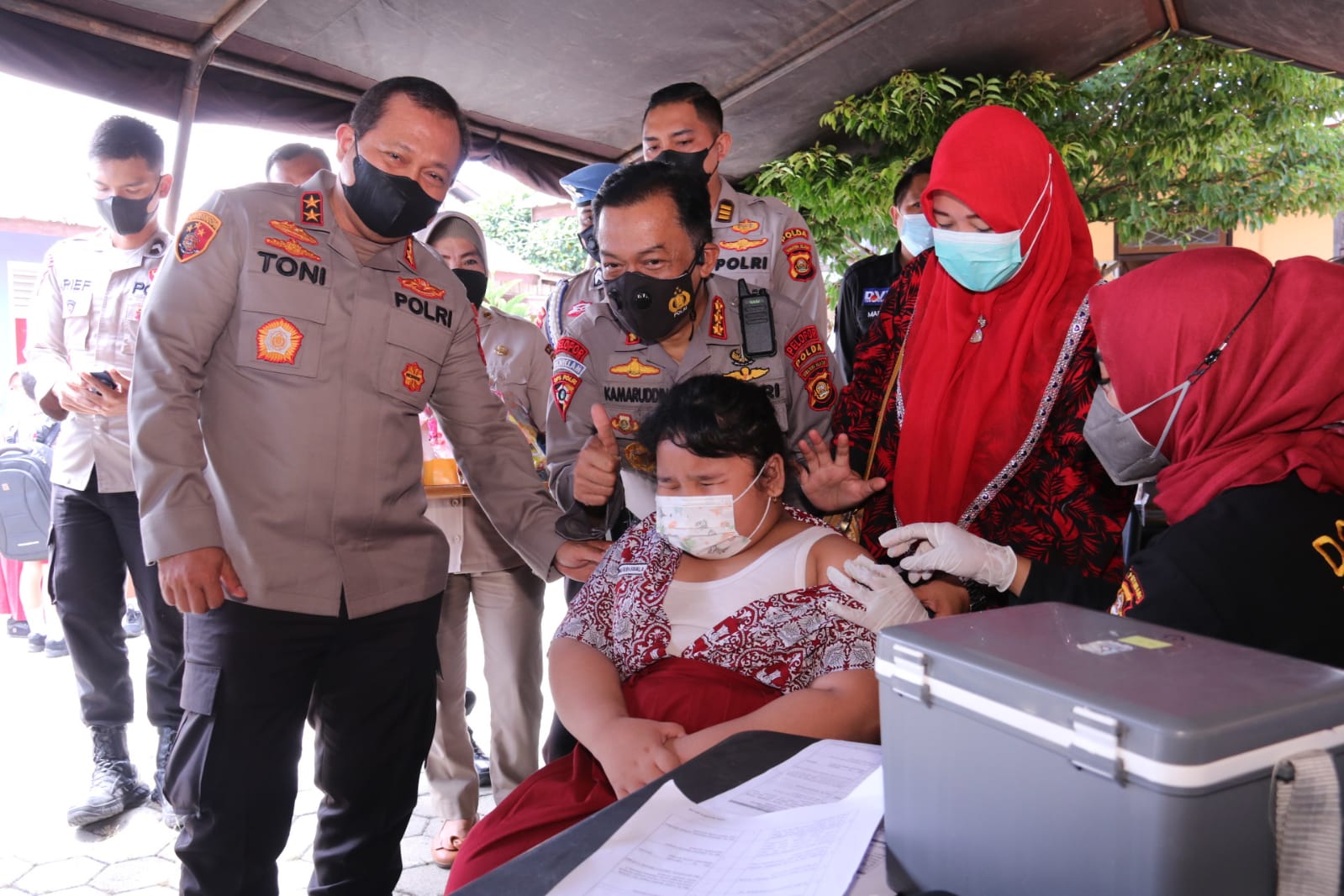 Kapolda Sumsel Irjen Toni Harmanto (kiri) meninjau vaksinasi anak 6-11 tahun di SD I Kemala Bhayangkari Sat Brimob, Palembang, Rabu (5/1).