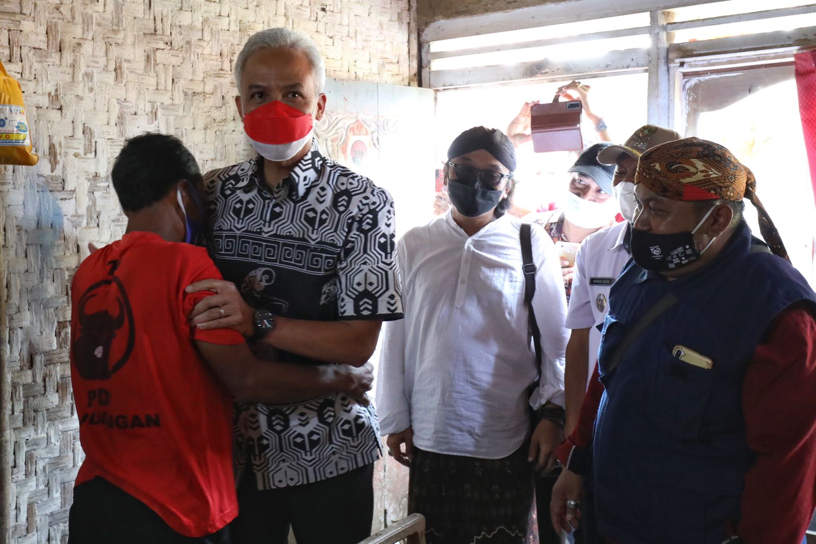 Gubernur Jateng Ganjar Pranowo saat renovasi rumah tak layak huni di Desa Gemuruh, Kecamatan Bawang, Kabupaten Banjarnegara, Jawa Tengah, Ra