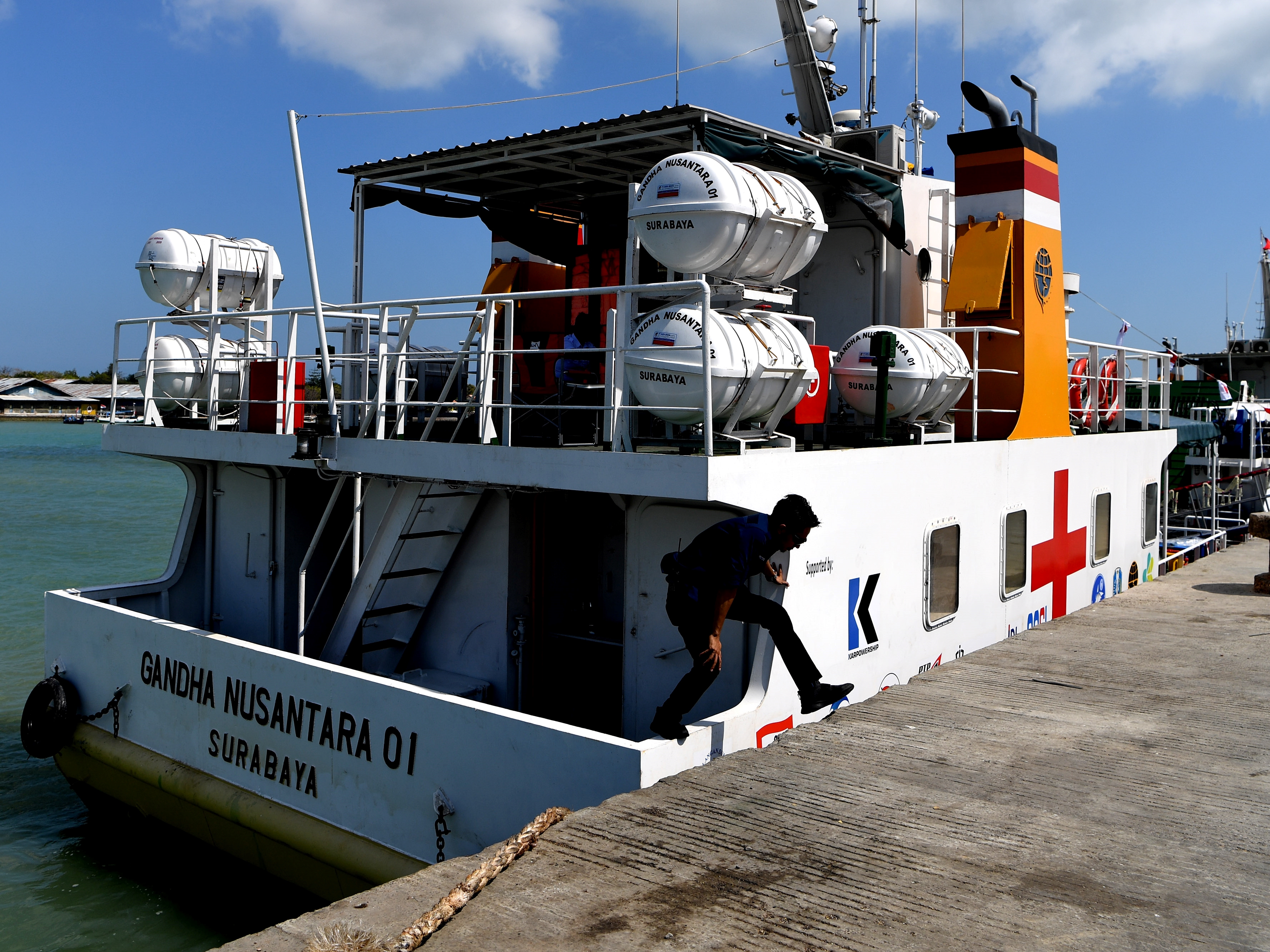 Warga mengunjungi Rumah Sakit Terapung di Pelabuhan Kalianget, Sumenep, Jawa Timur, Kamis (15/8/2019). 
