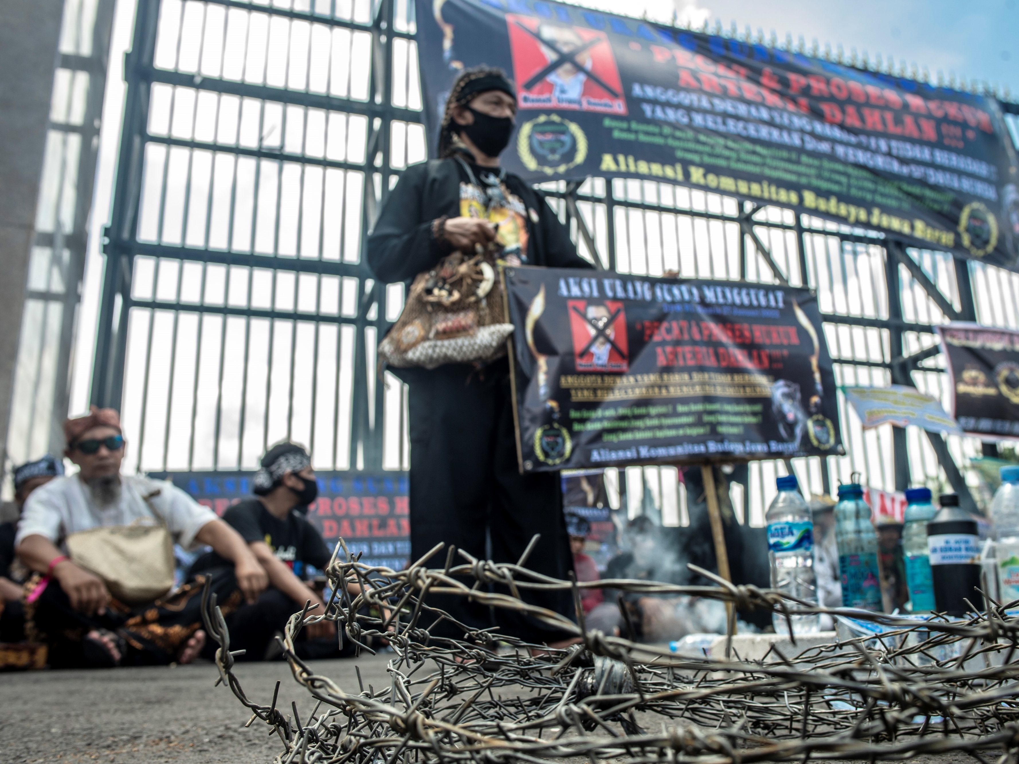 Warga yang tergabung dalam Aliansi Komunitas Budaya Jawa Barat berunjuk rasa di depan gedung Kompleks Parlemen, Jakarta, Kamis (27/1).