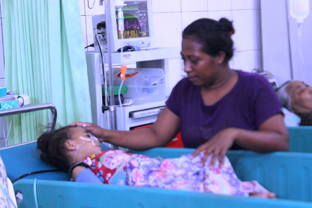 Seorang ibu menemani anaknya yang dirawat di rumah sakit karena demam berdarah dengue di Sikka, NTT.