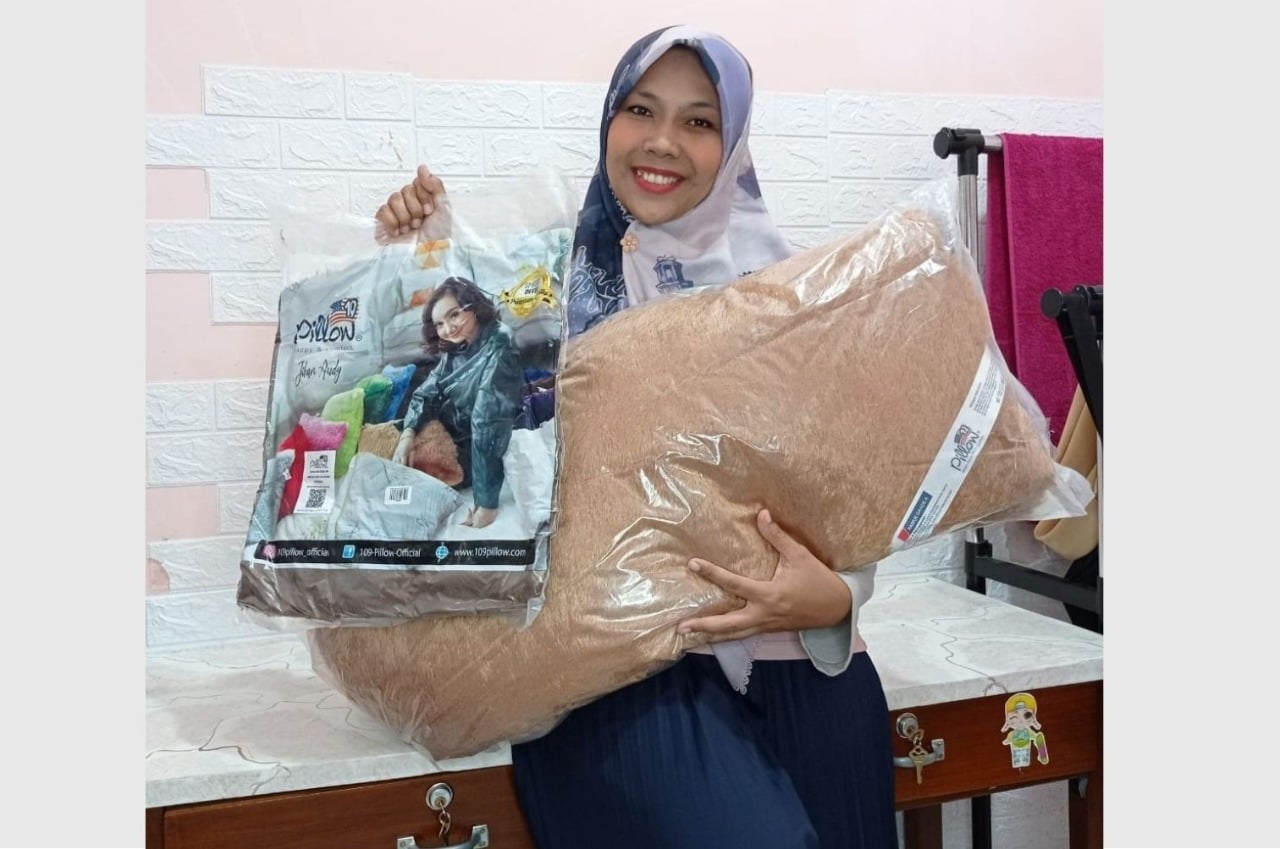 Konsumen menunjukkan karpet rasfur.