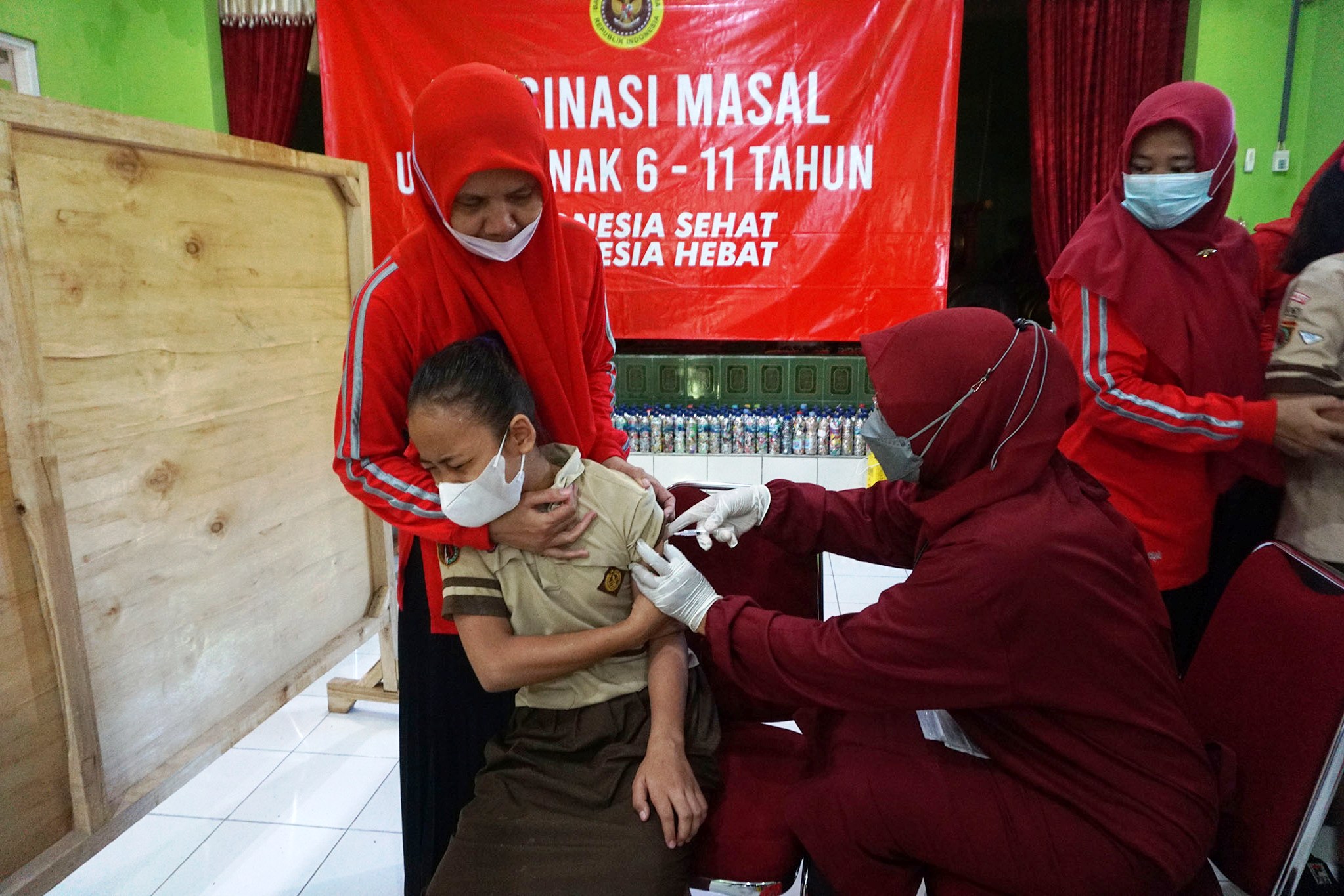 Sebanyak 1.538 siswa dari 13 SD dan MI di Kecamatan Jatilawang, Banyumas divaksin oleh Badan Intelijen Negara Daerah (Binda) Jawa Tengah.