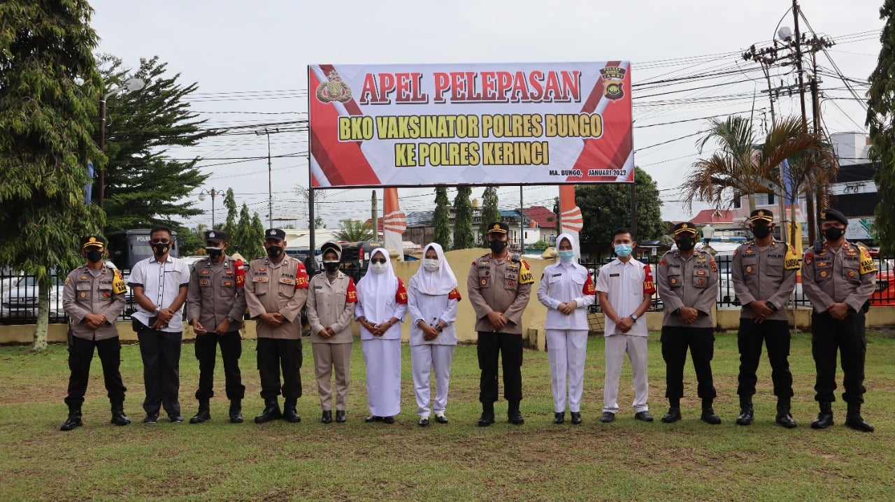 Polres Bungo melepas tenaga kesehatan untuk membantu vaksinasi di Kabupaten Kerinci