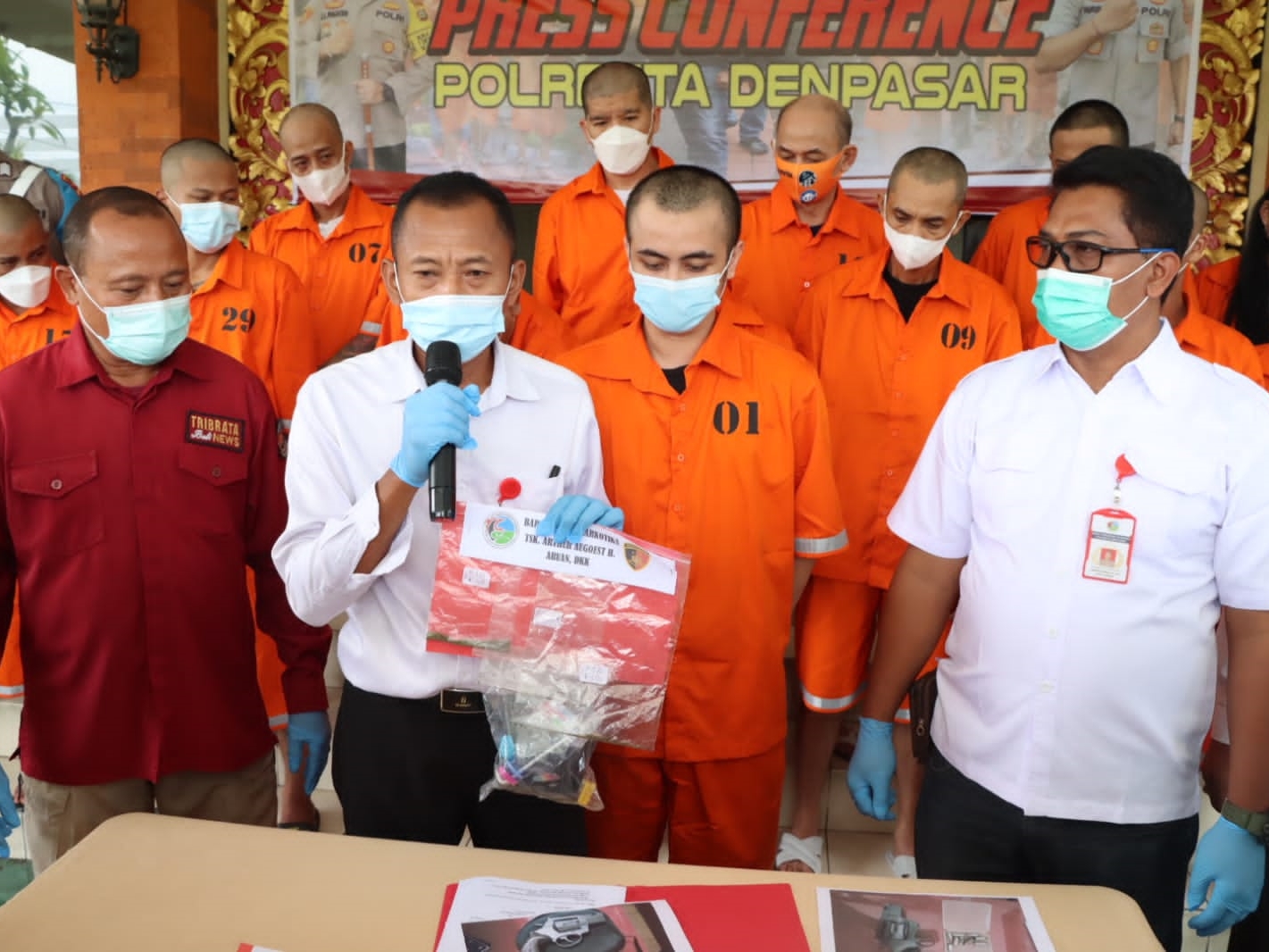  Aparat kepolisian dari Polresta Denpasar Bali saat gelar kasus penangkapan Randa Septian, di Mapolresta Denpasar, Senin (31/1/2022).