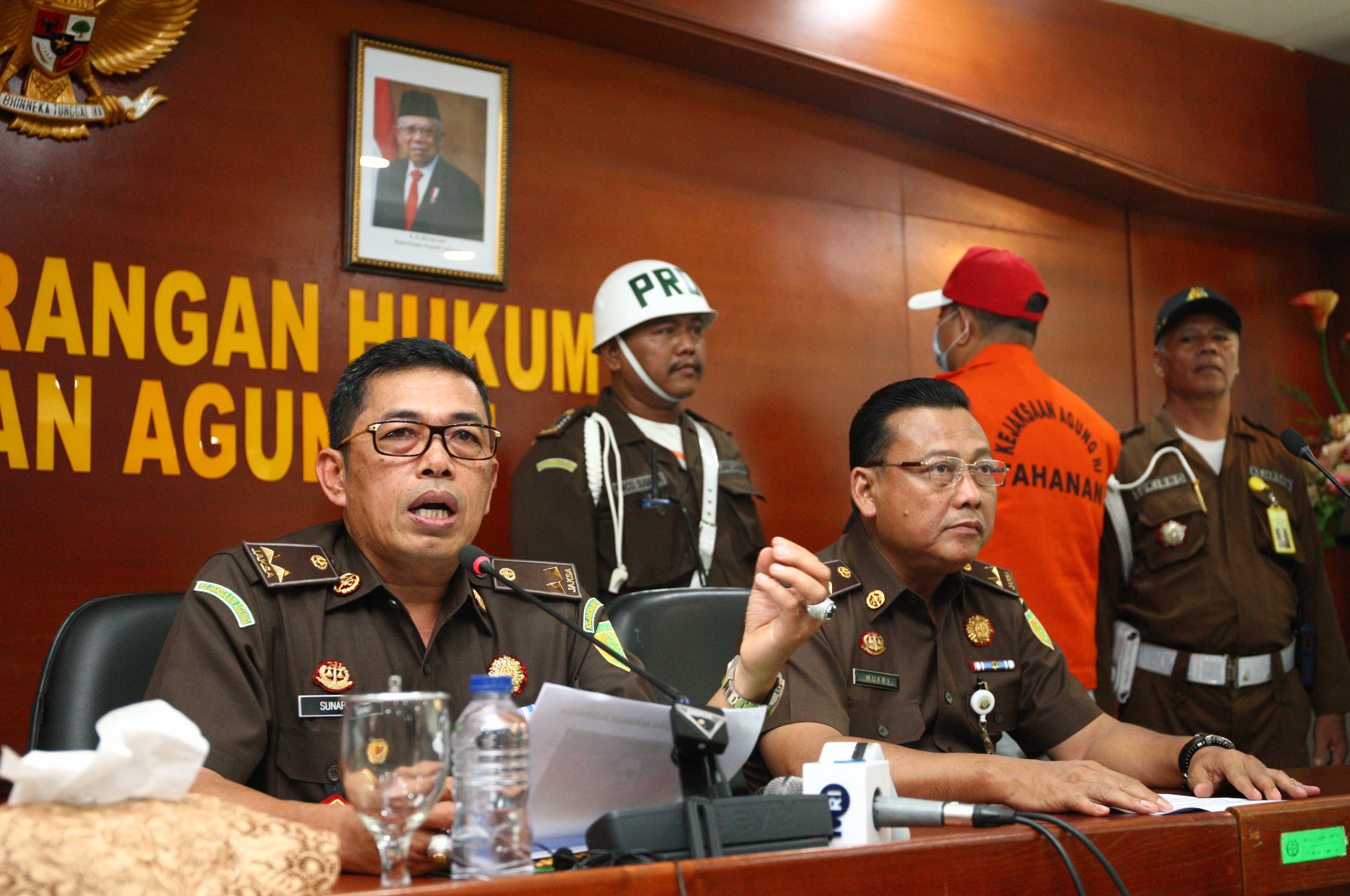 JAM-Intel Kejaksaan Agung Sunarta (kiri) akan diangkat menjadi Wakil Jaksa Agung menggantikan Setia Untung Arimuladi.