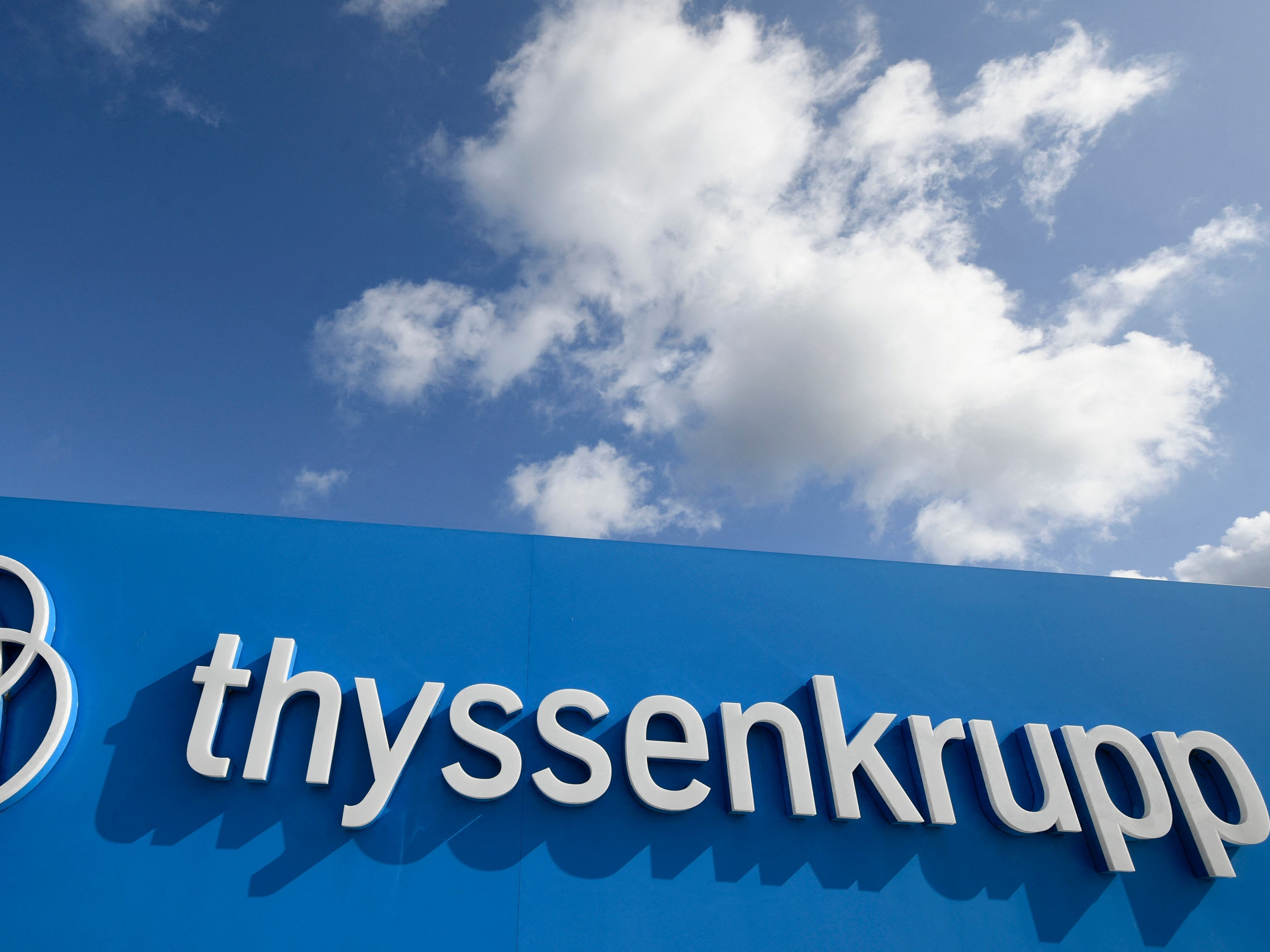 Logo dan nama konglomerat industri Jerman ThyssenKrupp.