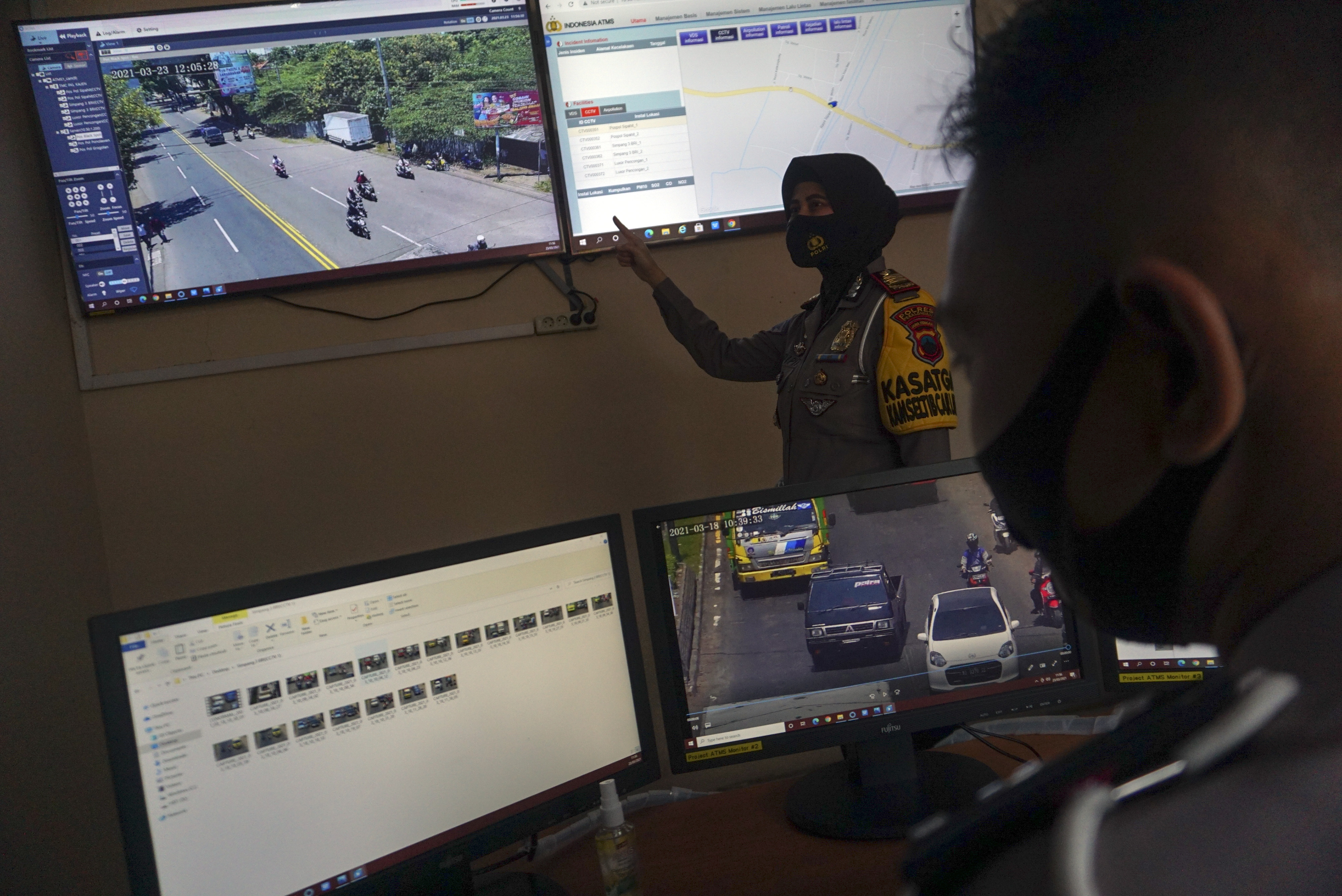 Kasat Lantas Polres Pekalongan AKP Pipit Witianingsih (kiri) menjelaskan sistem kerja layar pantau lalu lintas di TMC Polres Pekalongan.