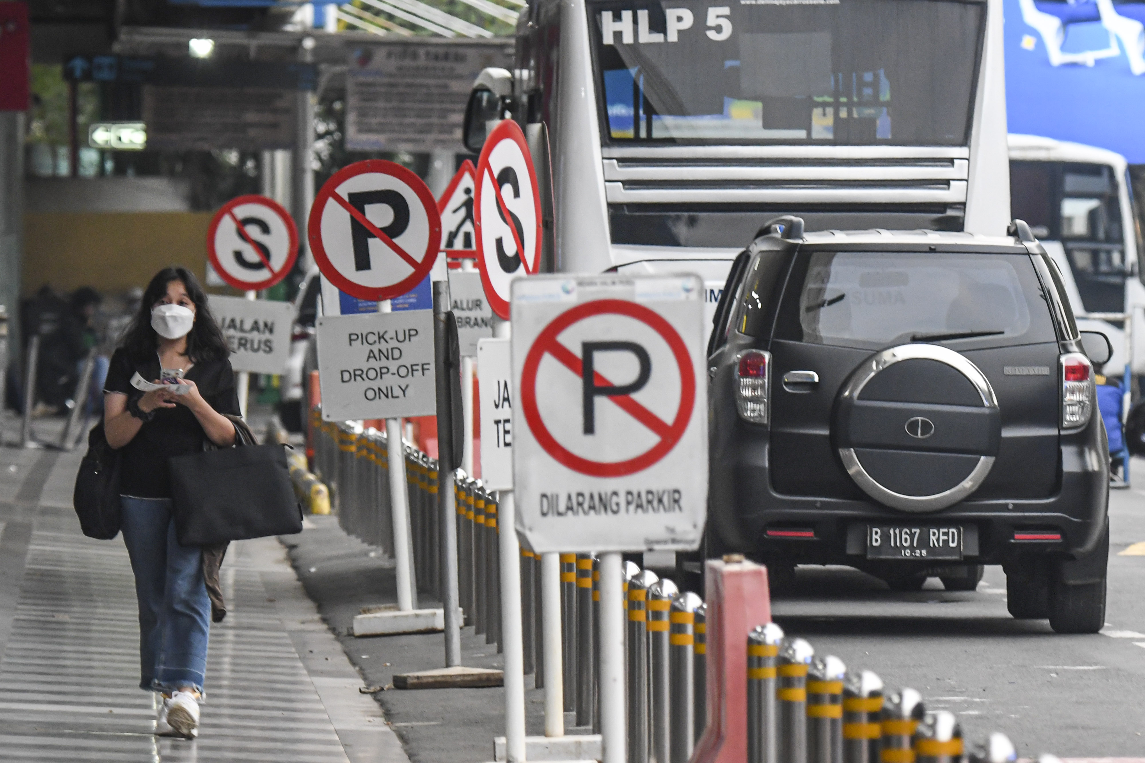 Ilustrasi: Calon penumpang berjalan di Bandara Halim Perdanakusuma, Jakarta Timur.