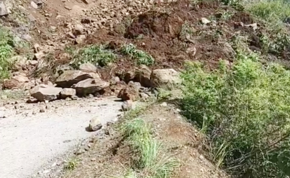 Tanah longsor timbun jalan penghubung Ende-Sikka, NTT.