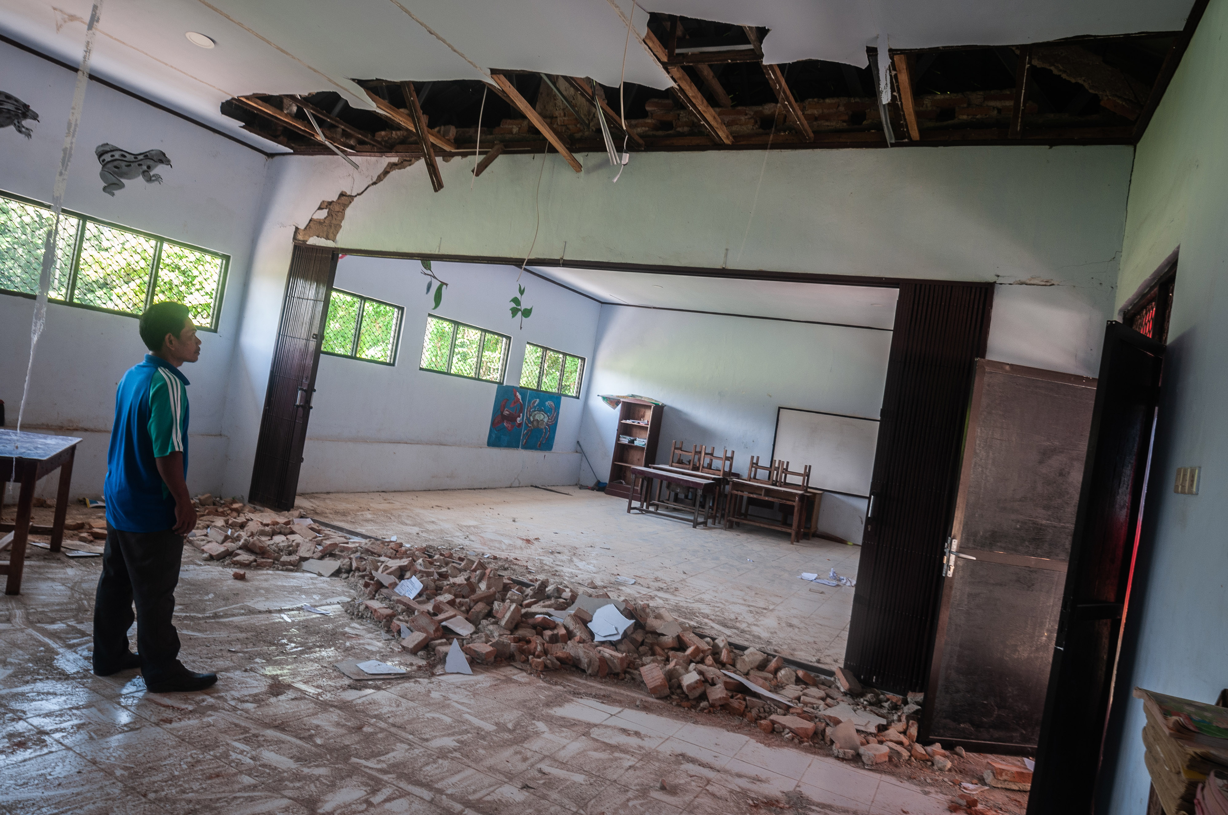  SEKOLAH RUSAK AKIBAT GEMPA: Petugas melihat kondisi ruang kelas yang rusak akibat gempa di SDN Kerta Mukti, Sumur, Pandeglang, Banten.