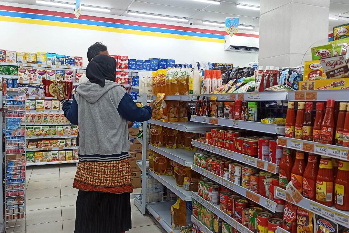 Warga Sumsel masih berbondong-bondong membeli minyak goreng di salah satu minimarket di Palembang, Minggu (23/1/2022).