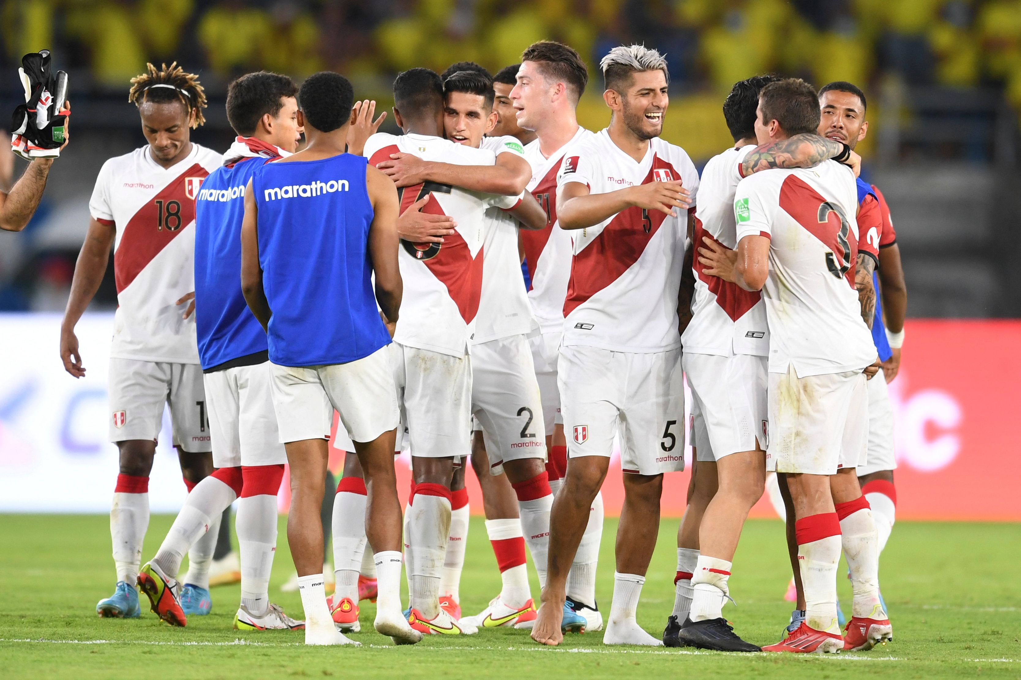 Para pemain Peru melakukan selebrasi usai mengalahkan Kolombia di laga kualifikasi Piala Dunia.
