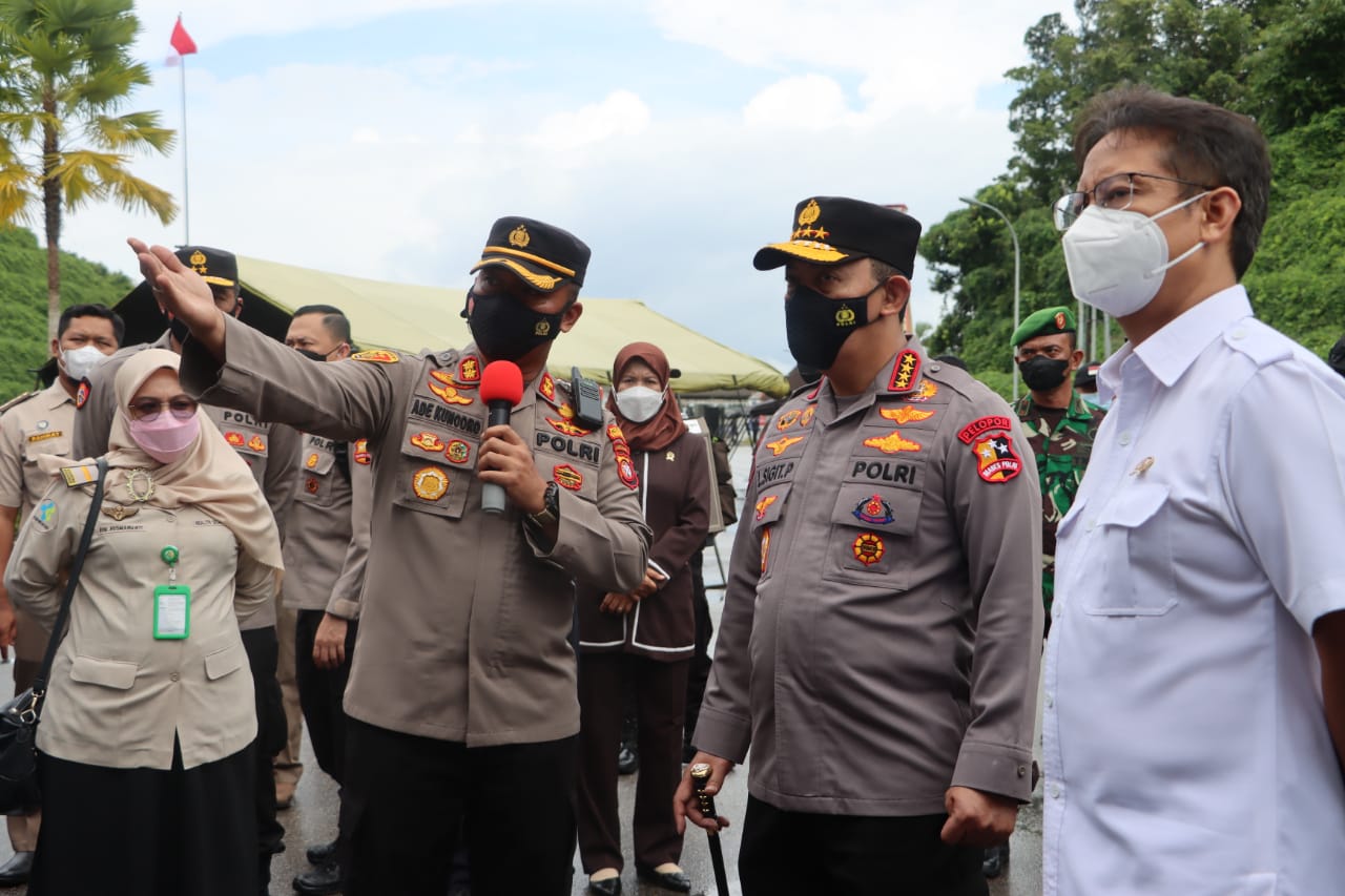 Menteri Kesehatan (Menkes) Budi Gunadi Sadikin dan Kapolri Jenderal Listyo Sigit Prabowo di Entikong.