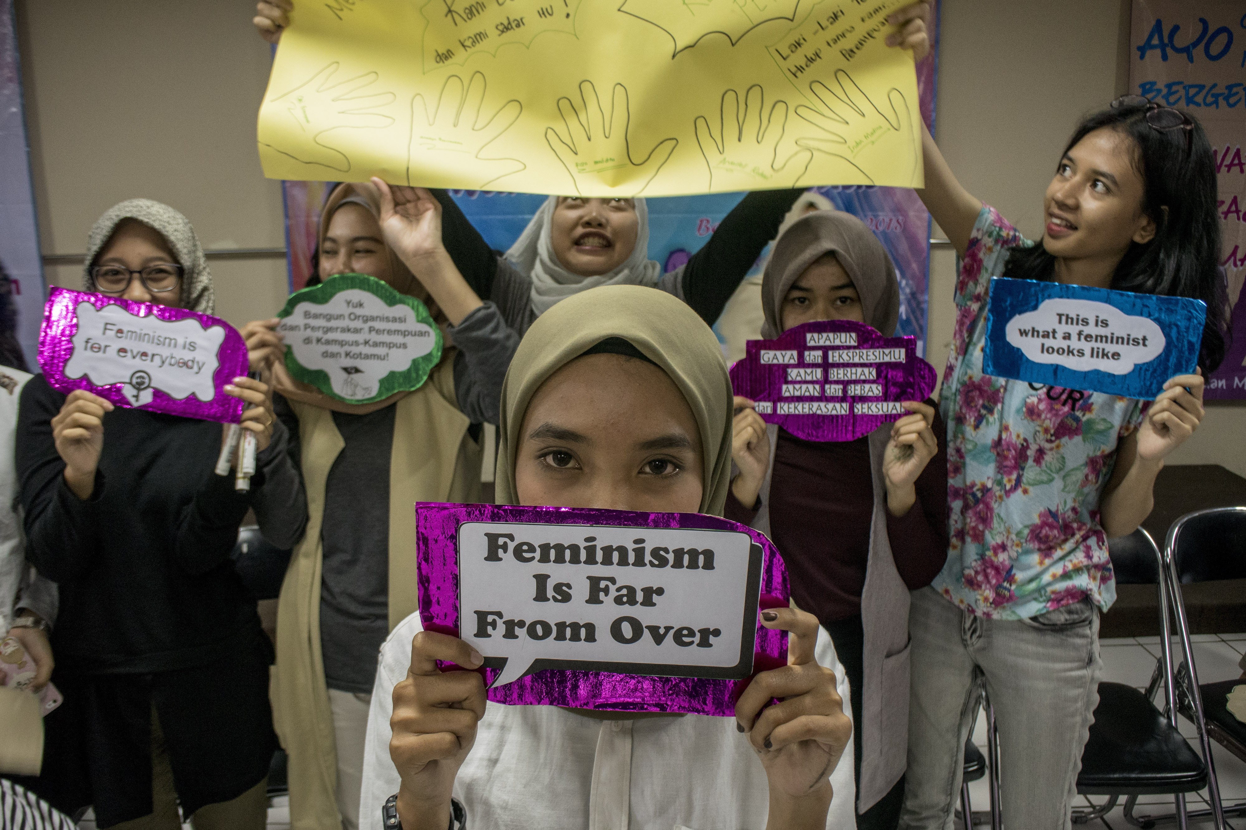  LAWAN KEKERASAN SEKSUAL: Sejumlah mahasiswi di Bandung menunjukkan poster pernyataan sikap penghentian kekerasan seksual di kampus.