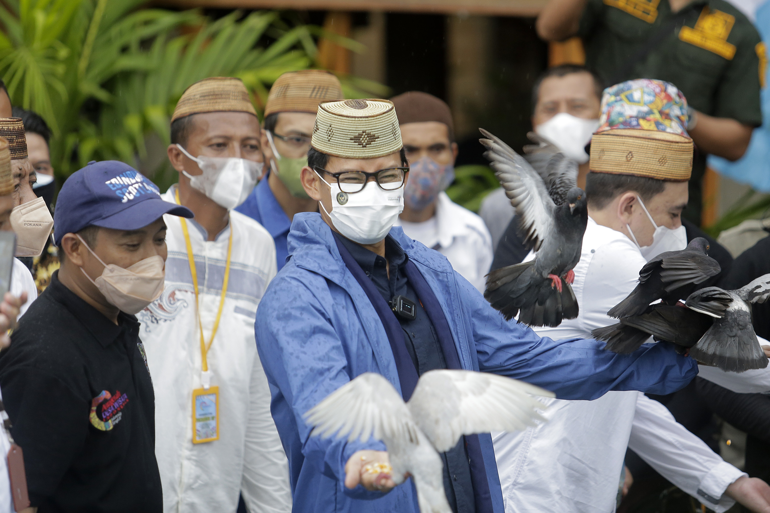 Menparekraf Sandiaga Uno (tengah) saat mengunjungi Desa Wisata Religi Bubohu, Desa Bongo, Kabupaten Gorontalo, Gorontalo, Sabtu (6/11/2021).