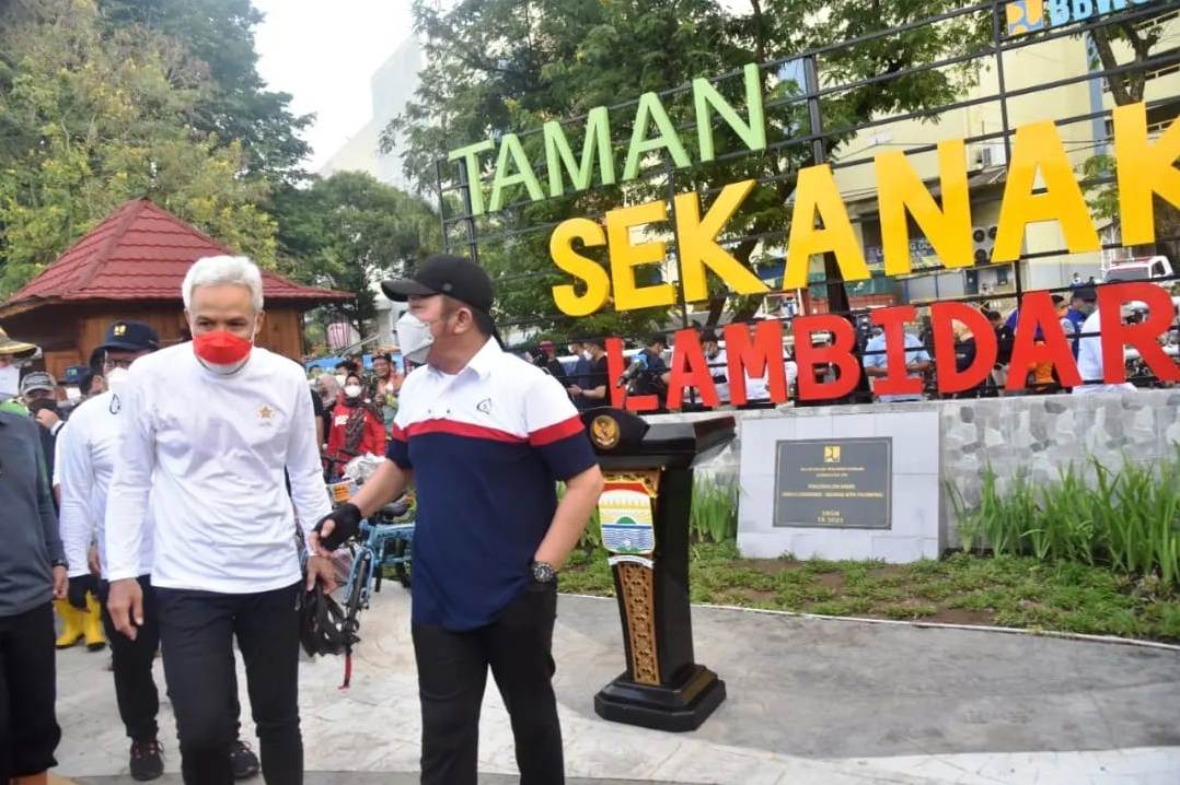 Gubernur Sumsel Herman Deru dan Gubernur Jateng Ganjar Pranowo berkumpul di kawasan wisata air Sekanak Lambidaro Palembang, Minggu (23/1).