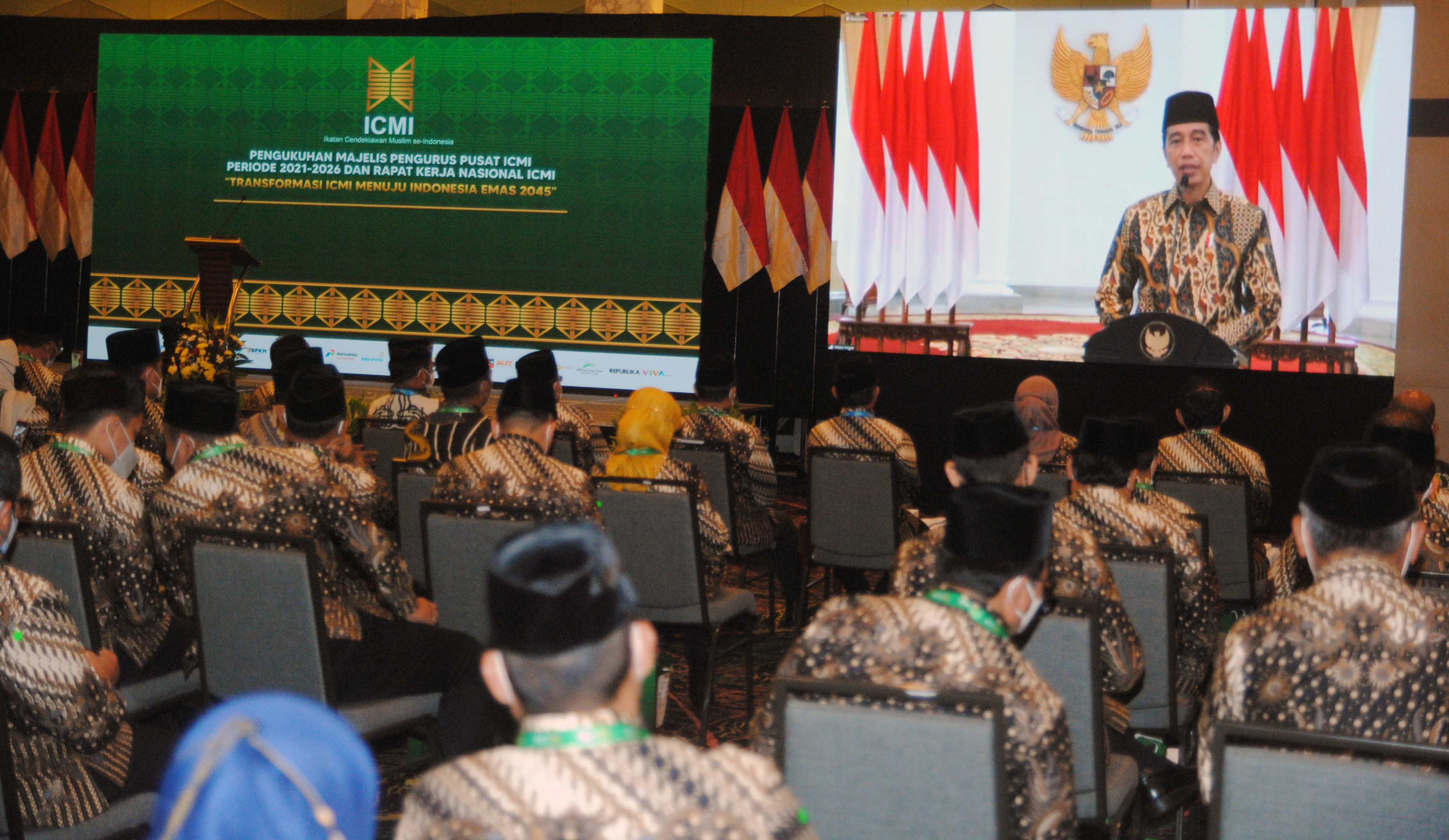 Presiden Joko Widodo menyampaikan arahan secara daring saat Pengukuhan Majelis Pengurus Pusat ICMI Periode 2021-2026 