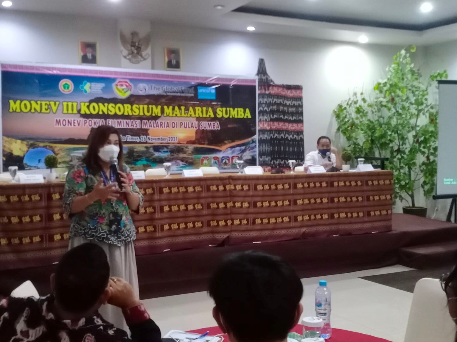 Kasubdit Malaria Kemenkes dokter Desriana Elizabeth Ginting berbicara pada Pertemuan Monitoring dan Evaluasi III Konsorsium Malaria Sumba.