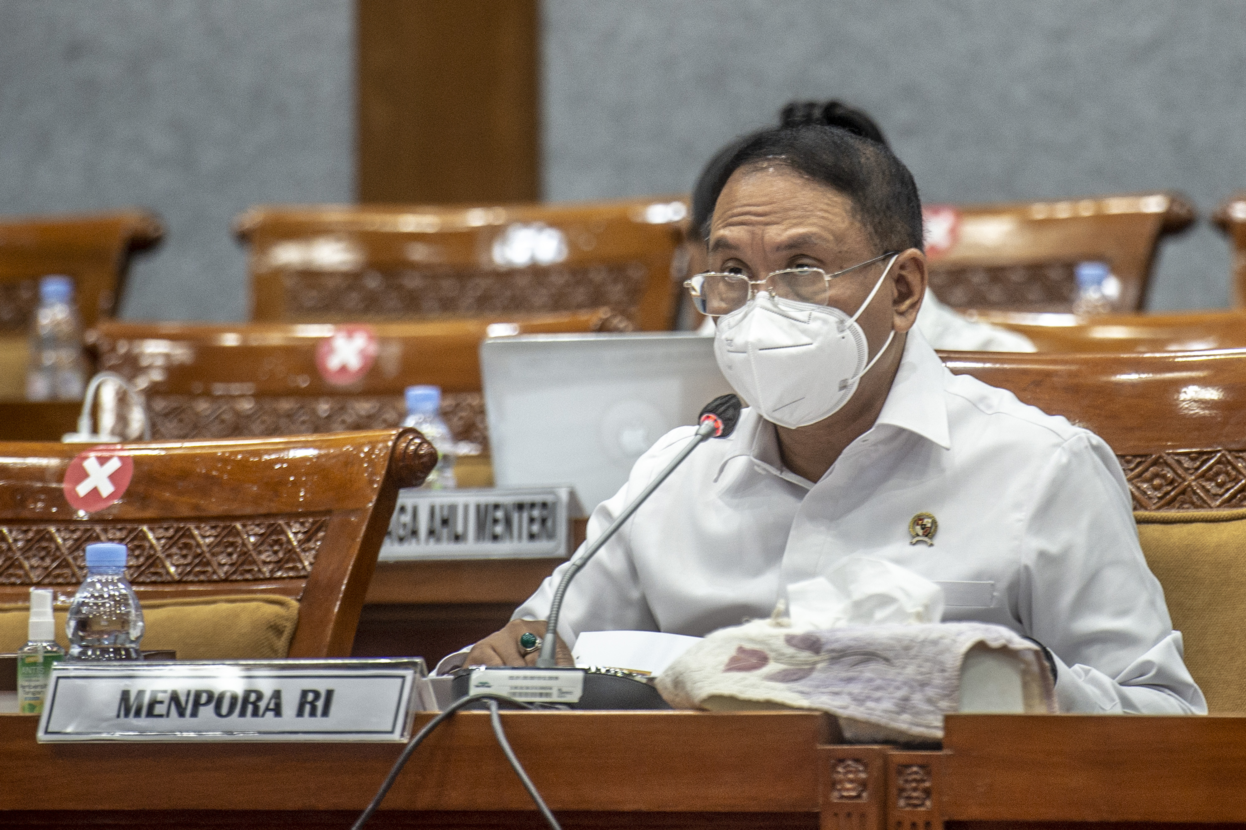  Menpora Zainudin Amali memberikan paparan saat rapat kerja dengan Komisi X DPR RI.  