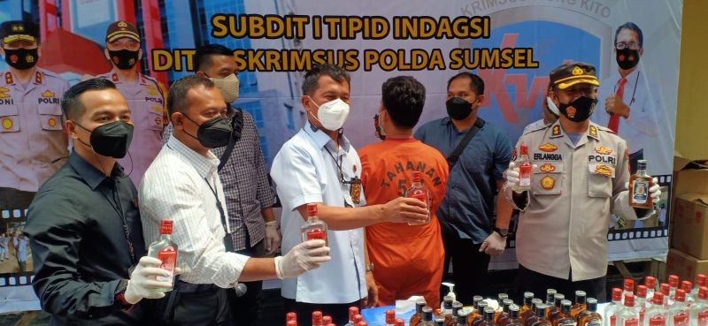Rilis ungkap kasus penggerebekan pabrik minuman keras oplosan di Palembang oleh Polda Sumsel, Rabu (26/1)
