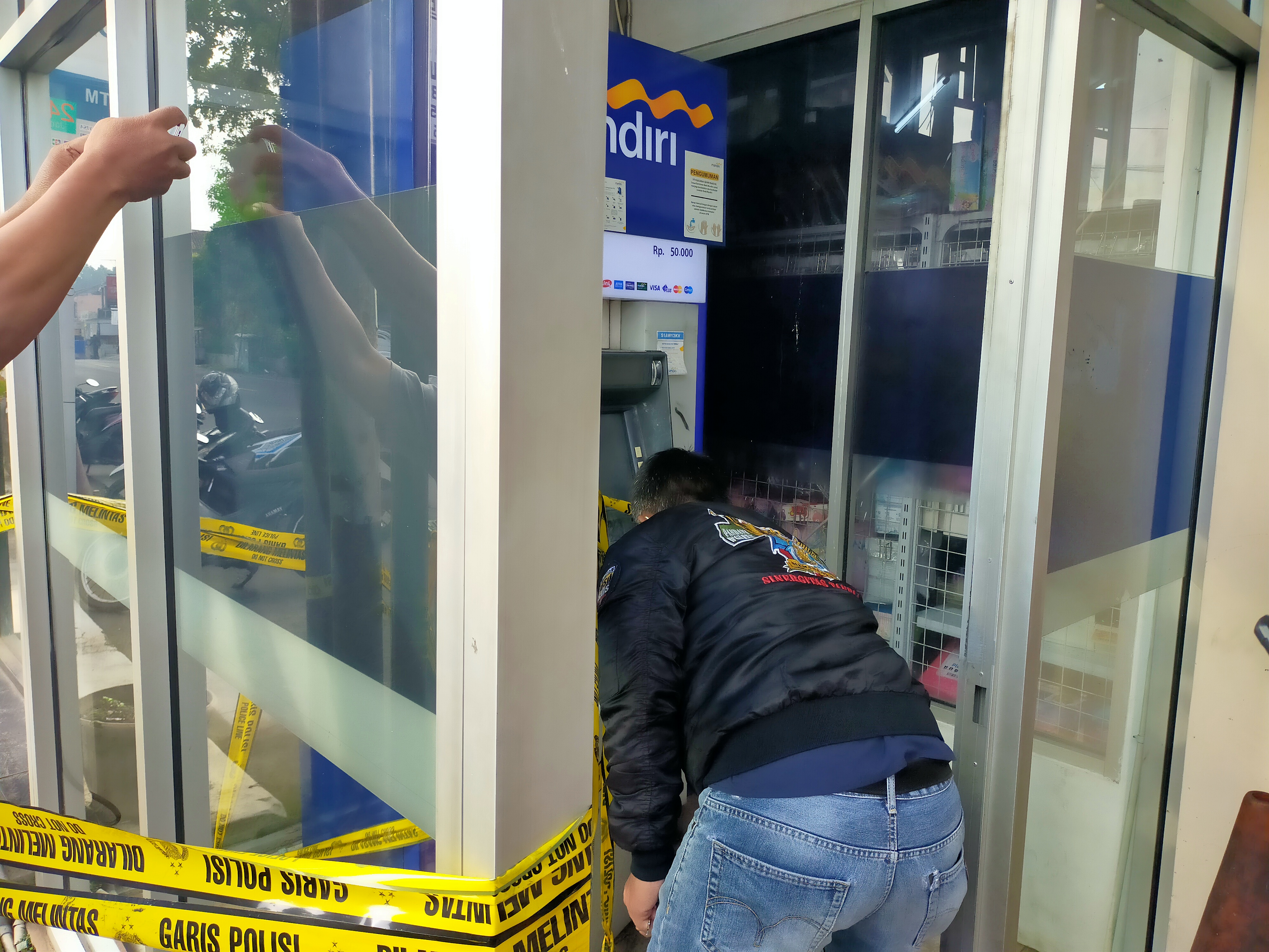 Petugas melakukan olah TKP di ATM Bank Mandiri yang gagal dibobol pencuri di Tasikmalaya.