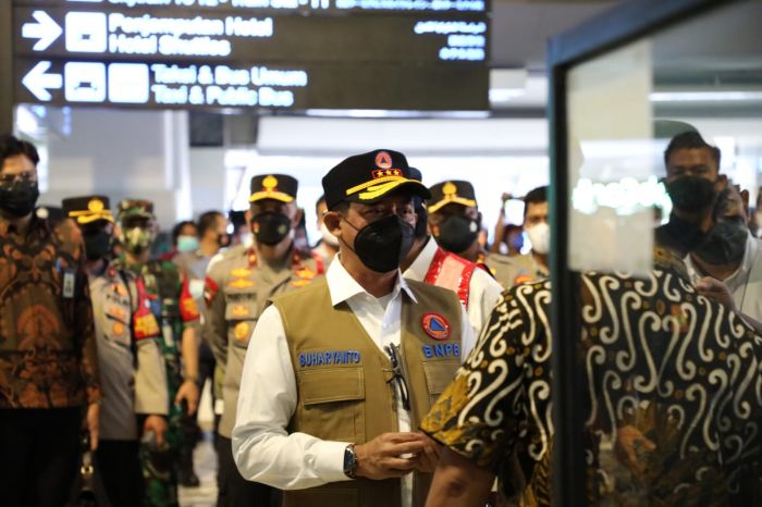 Ketua Satgas Covid19 Letjen TNI Suharyanto meninjau alur kedatangan luar negeir di Bandara Soekarno-Hatta.