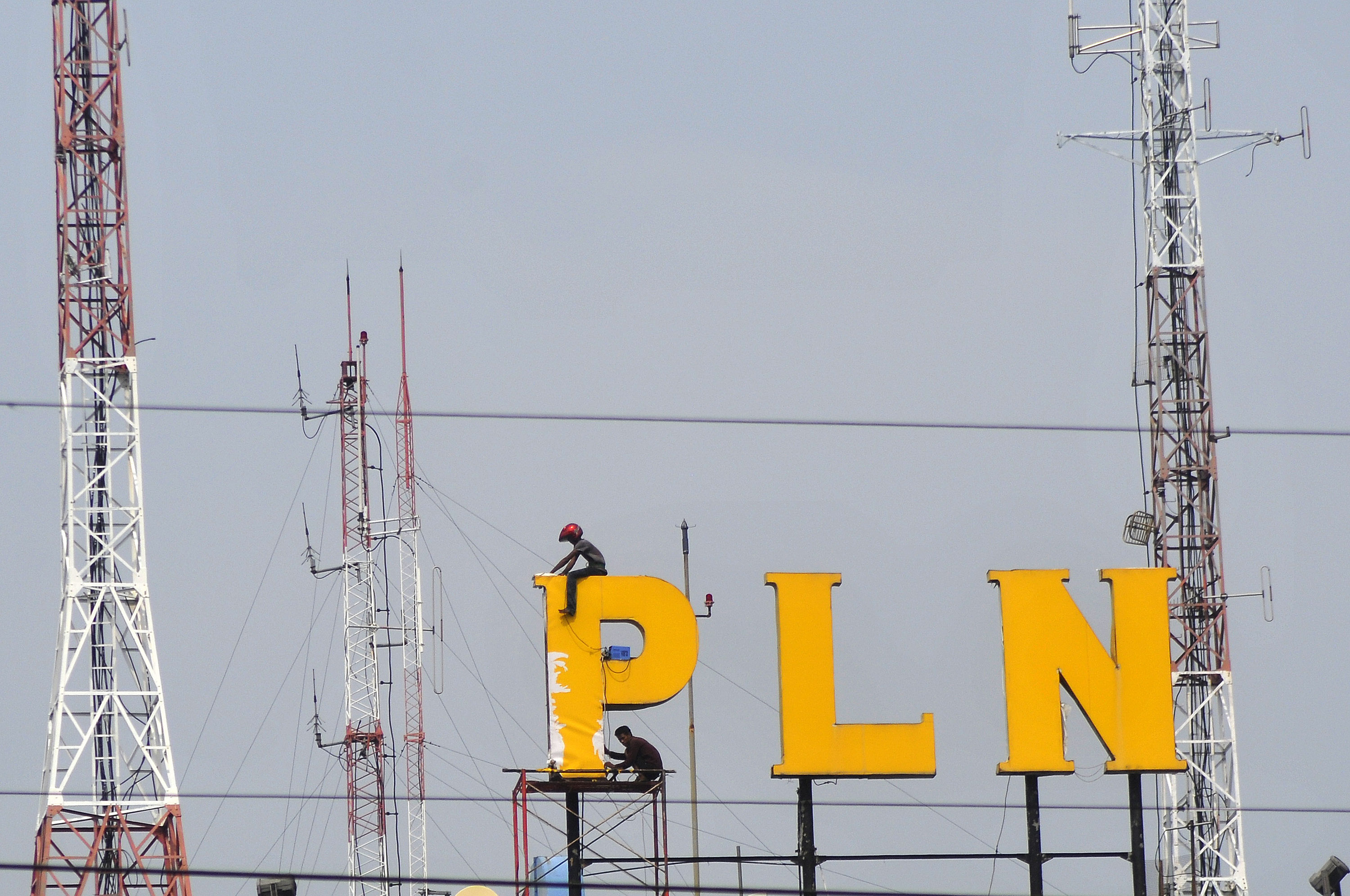 Dua pekerja memperbaiki partisi Kantor PLN Distribusi Jakarta Raya dan Tangerang, Gambir, Jakarta.