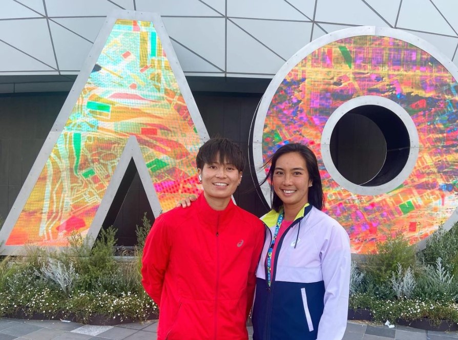 Petenis Indonesia Aldila Sutjiadi (kanan) bersama pasangannya Peangtarn Plipuech sebelum berlaga di Australia Terbuka.