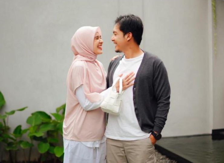 Pasangan aktris Dhini Aminarti dan Dimas Seto
