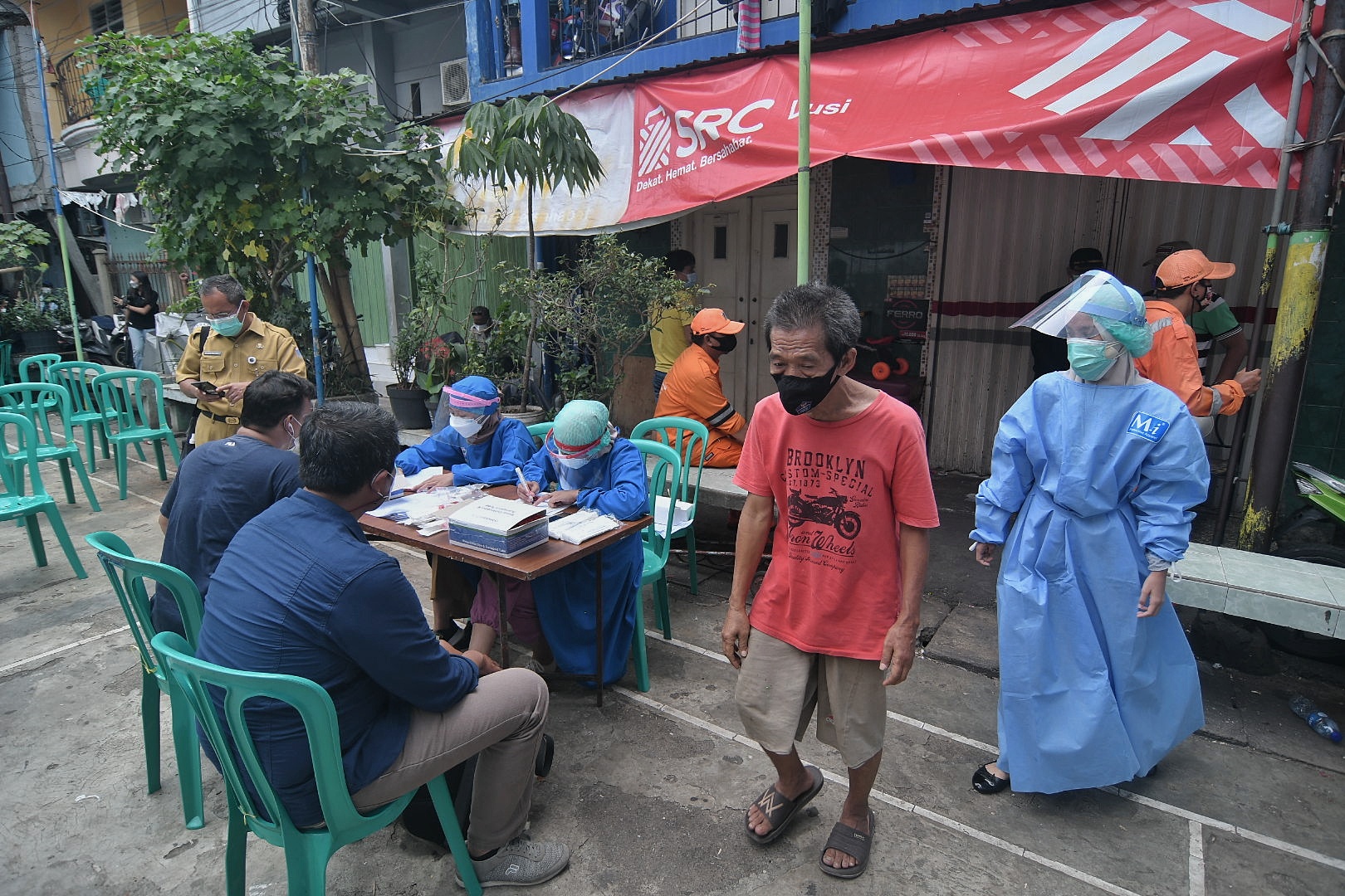 Warga Kelurahan Krukut, Taman Sari, Jakarta Barat jalani tes massal covid-19, Senin (10/1)