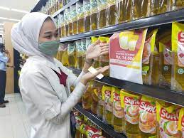 Harga minyak goreng kemasan di pasar modern di Tasikmalaya sesuai harga patokan pemerintah tapi stoknya cepat habis.