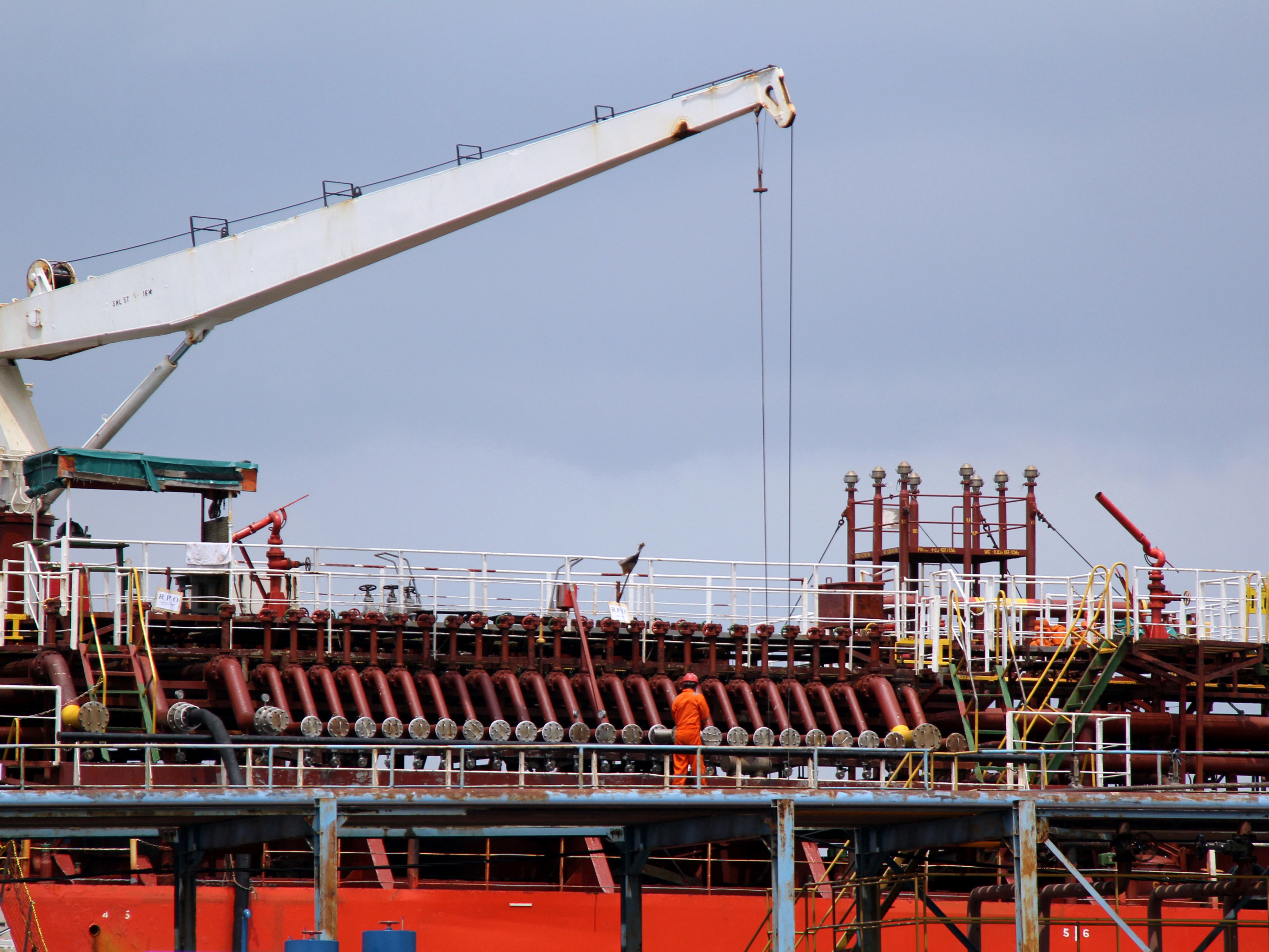 Pekerja memuat minyak kelapa sawit mentah atau crude palm oil (CPO) ke dalam kapal tanker di Pelabuhan Dumai, Dumai, Riau, Rabu (3/2/2021).