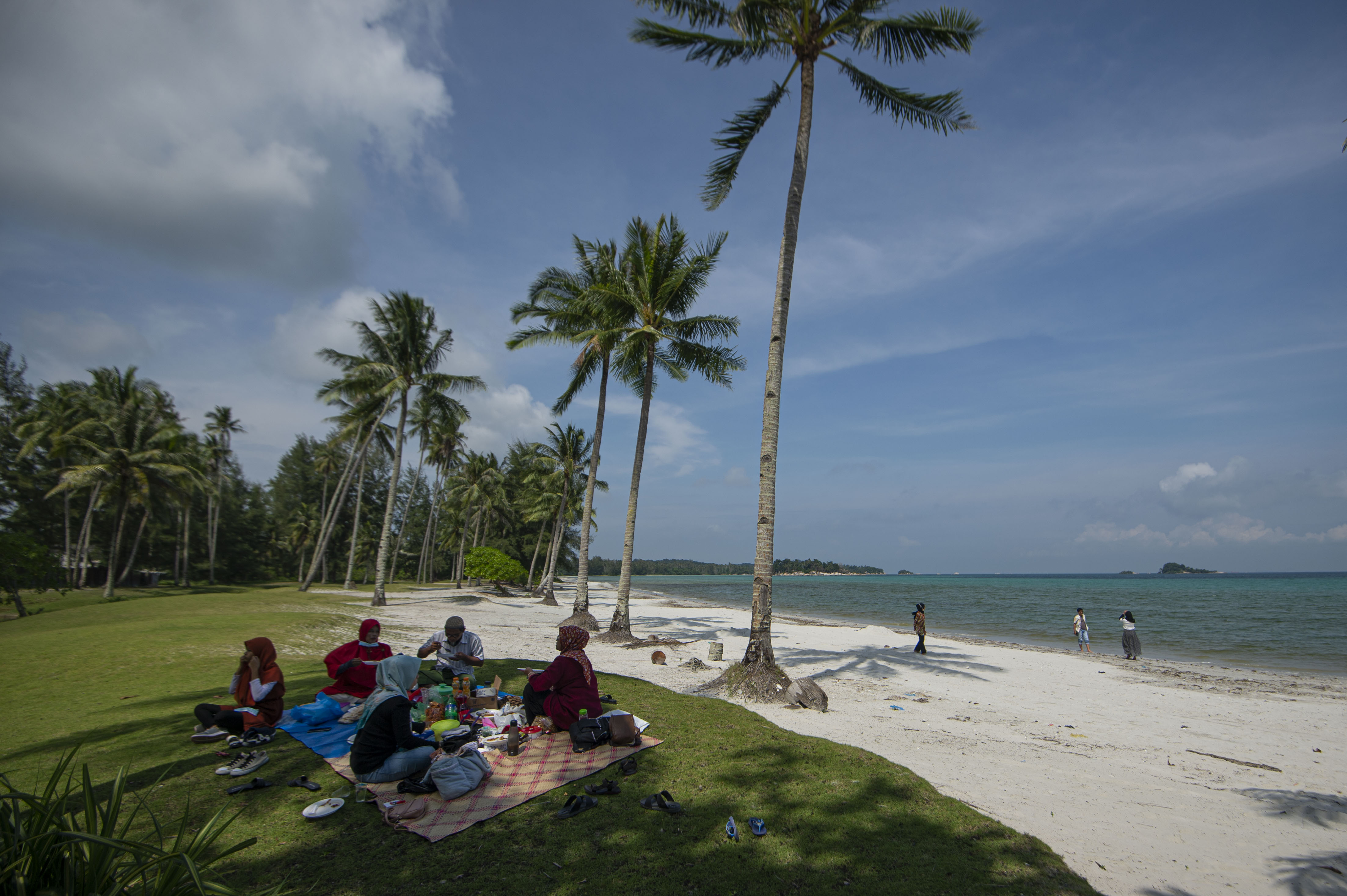 Sejumlah wisatawan bercengkerama di Pantai Teluk Lagoi, Bintan, Kepulauan Riau, Minggu (1/11/2020). 