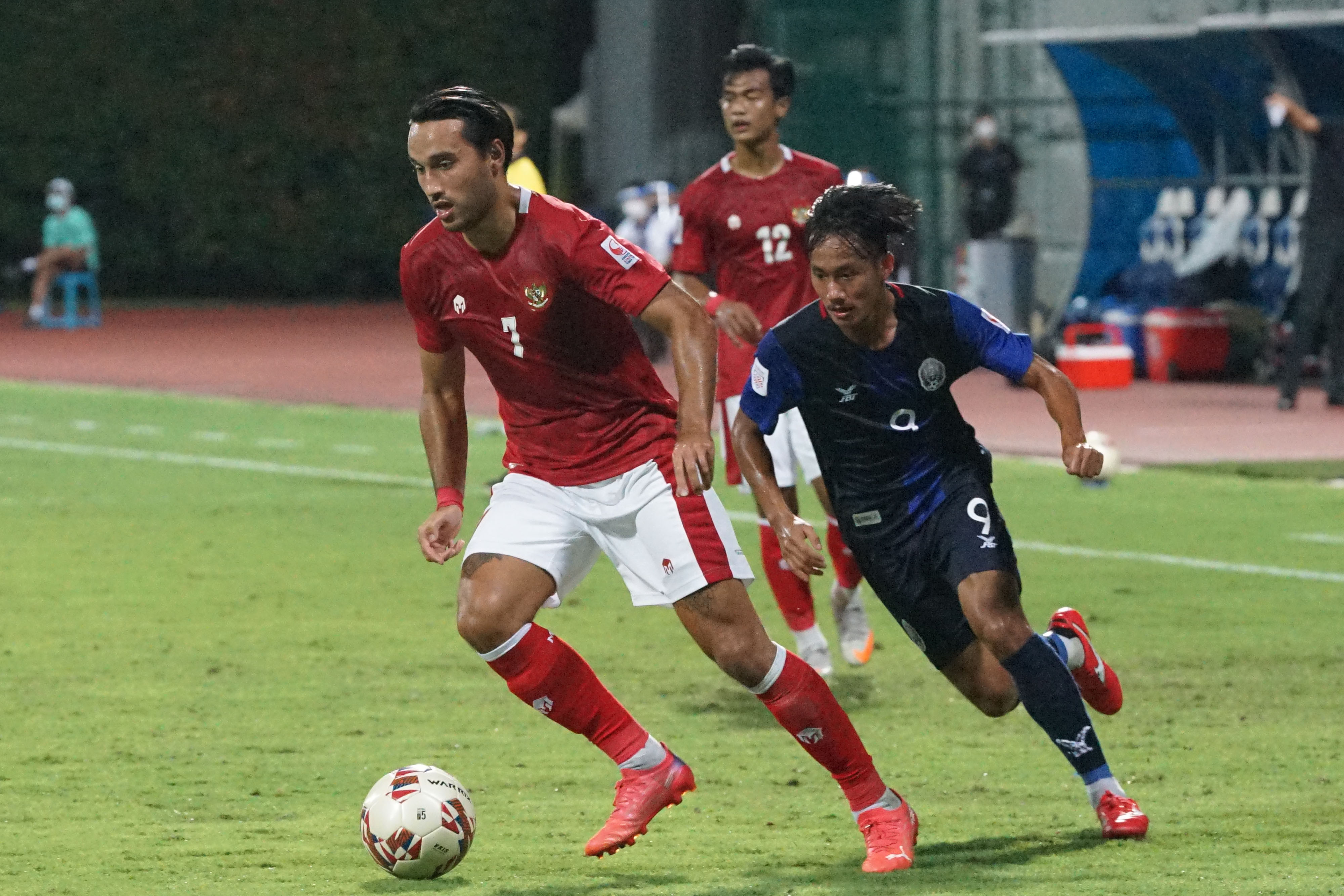 Striker timnas Indonesia Ezra Walian (kiri) berebut bola dengan pemain Kamboja Sieng Chantea (kanan) dalam laga grup B Piala AFF 2020.