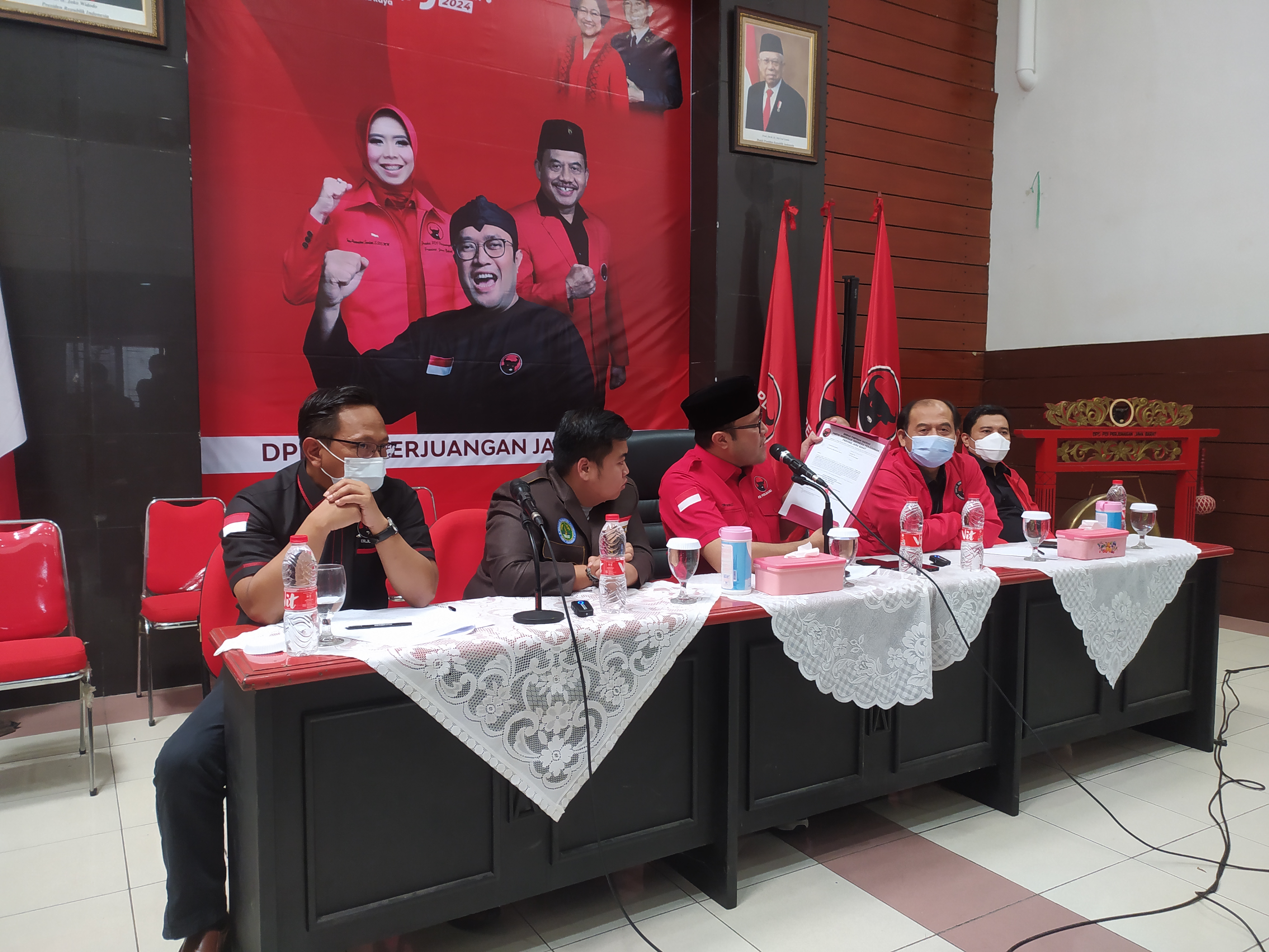 Para aktivis Gema Pasundan saat mendatangi kantor PDI Perjuangan Jawa Barat