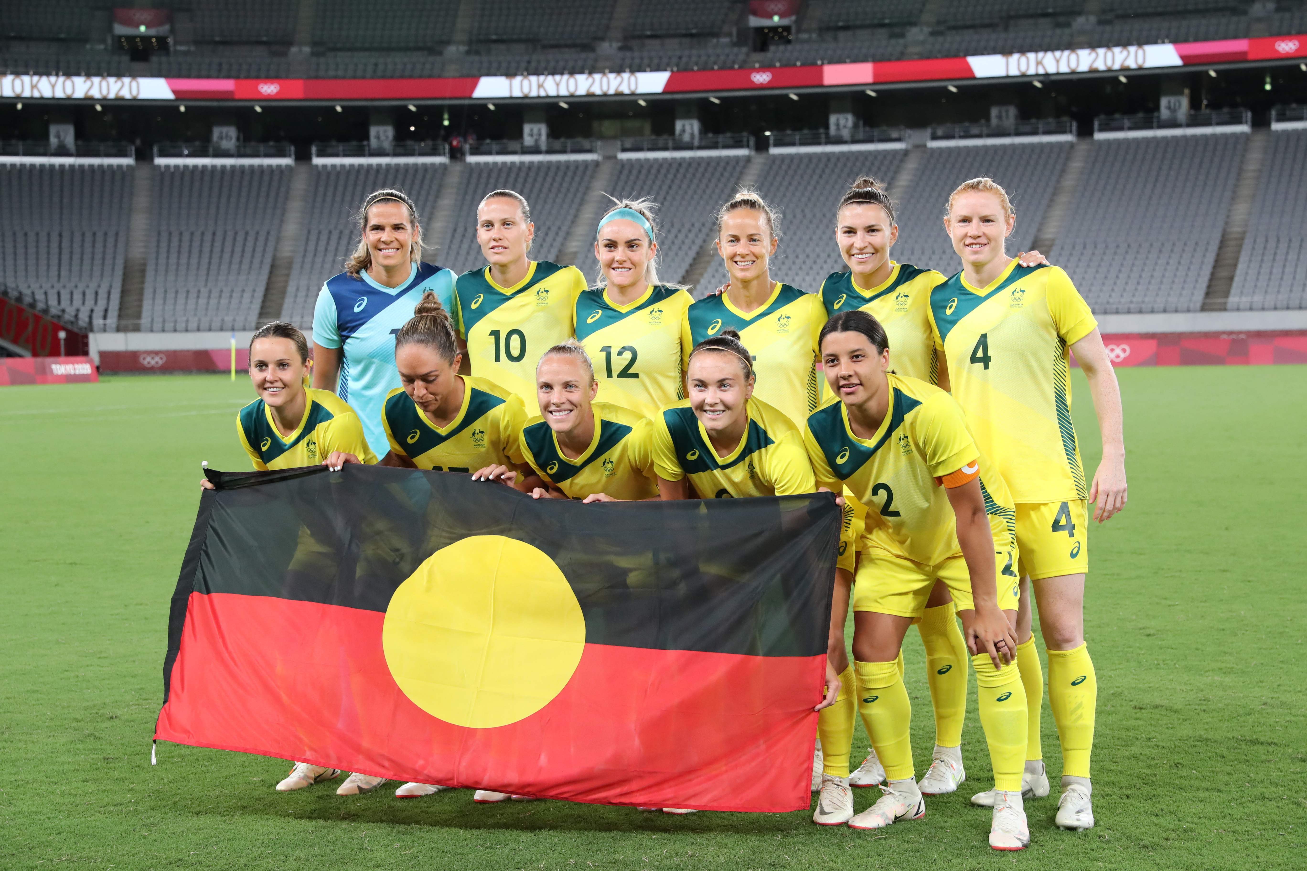 Timnas sepa bola putri Australia mengibarkan bendara Aborigin saat tampil di Olimpiade Tokyo 2020.
