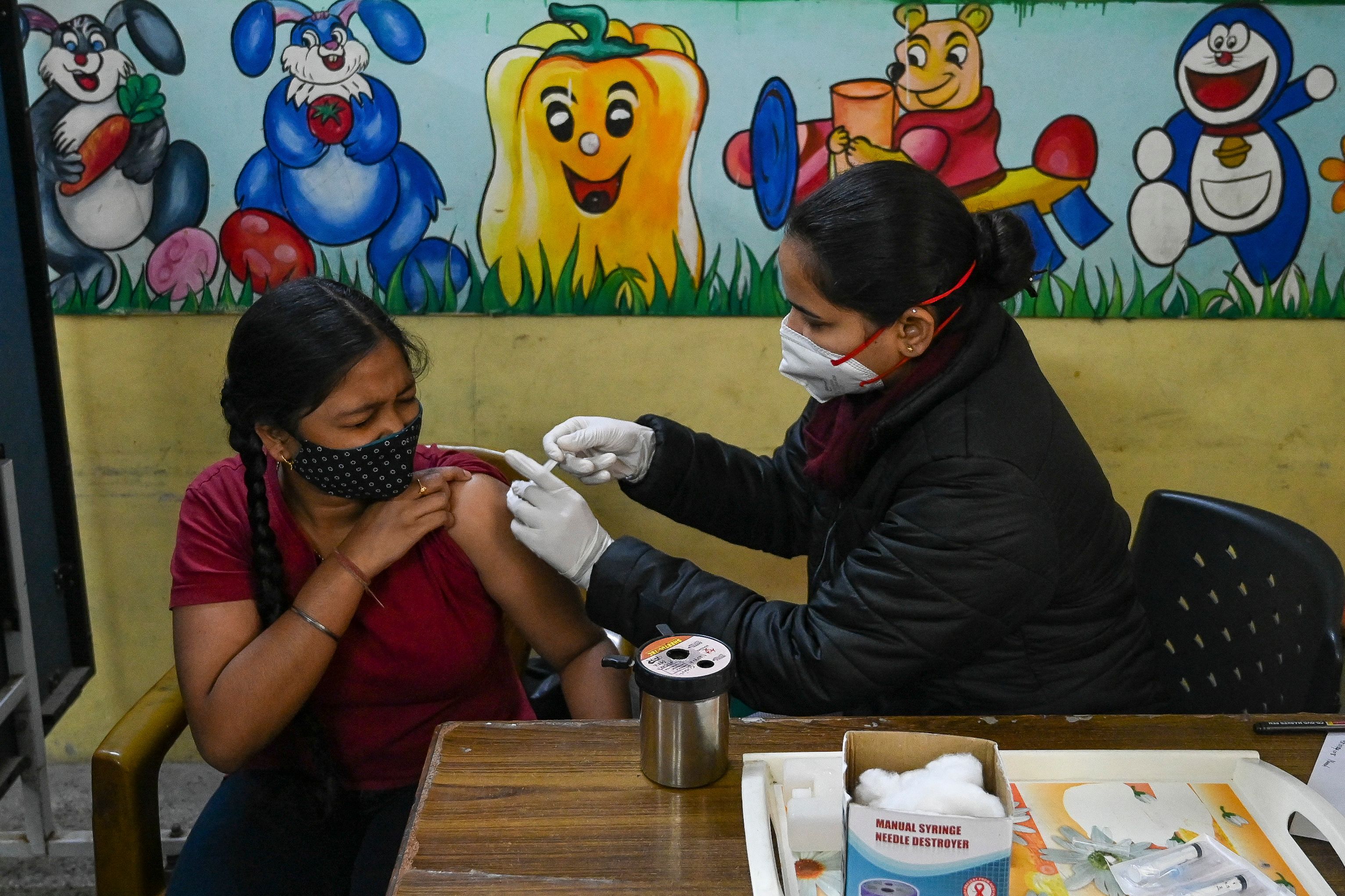 Petugas medis menyuntikan vaksin Covid-19 Covishield di Kota New Delhi, India, Kamis (20/1). 