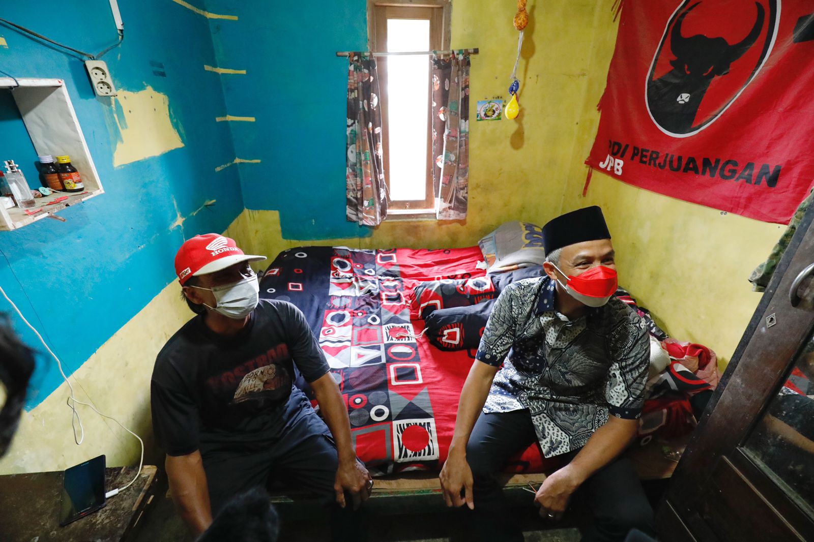 Bantu Kader PDIP Perbaiki Rumah, Ganjar: Ini Tondo Tresno Saya